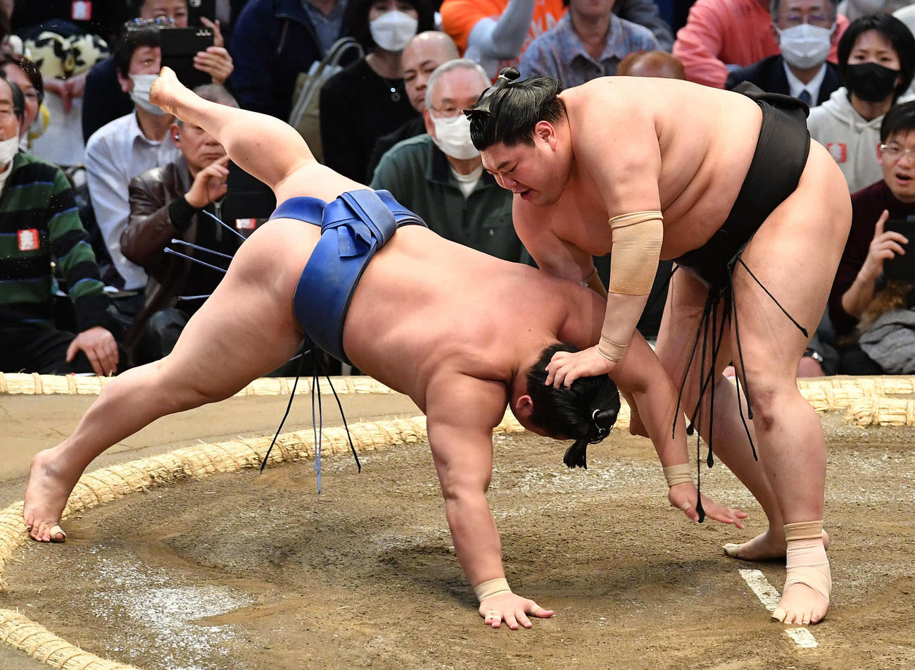 はたき込みで若隆景（左）を破る阿炎（撮影・岩下翔太）