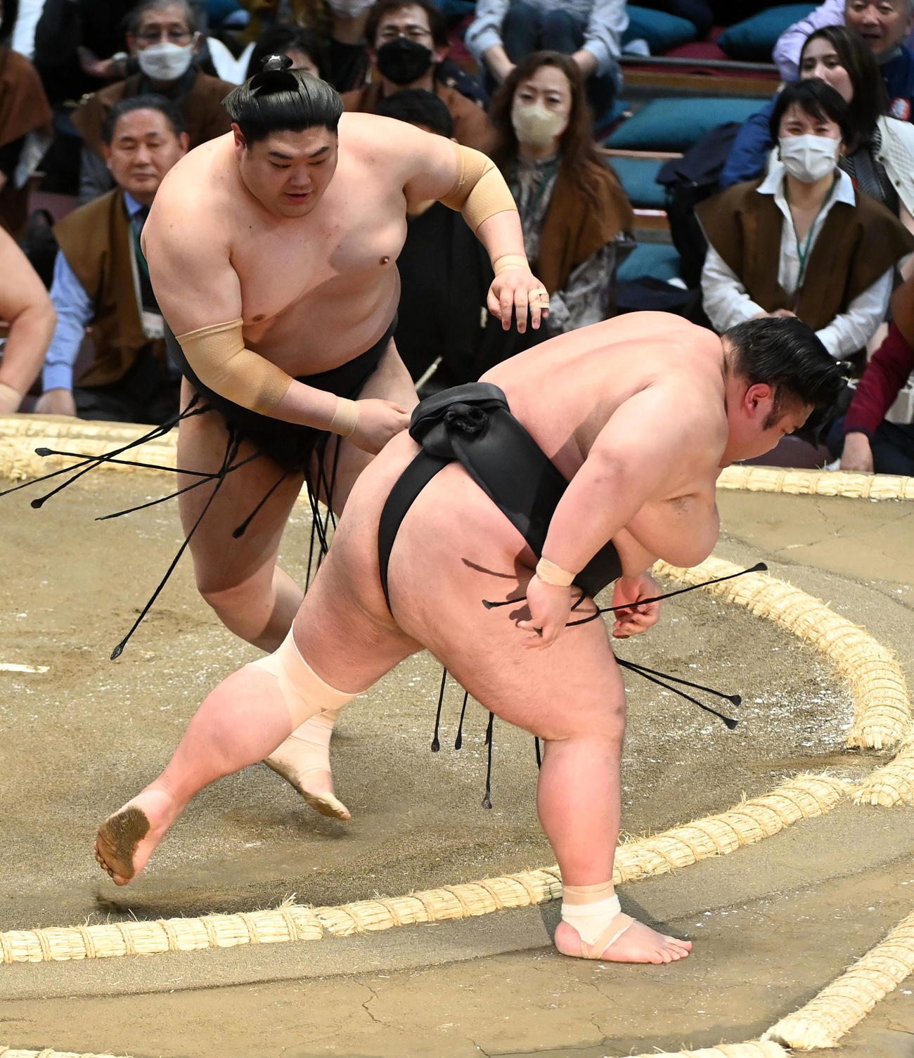 貴景勝（右）は阿炎にはたき込みで敗れる（撮影・前岡正明）