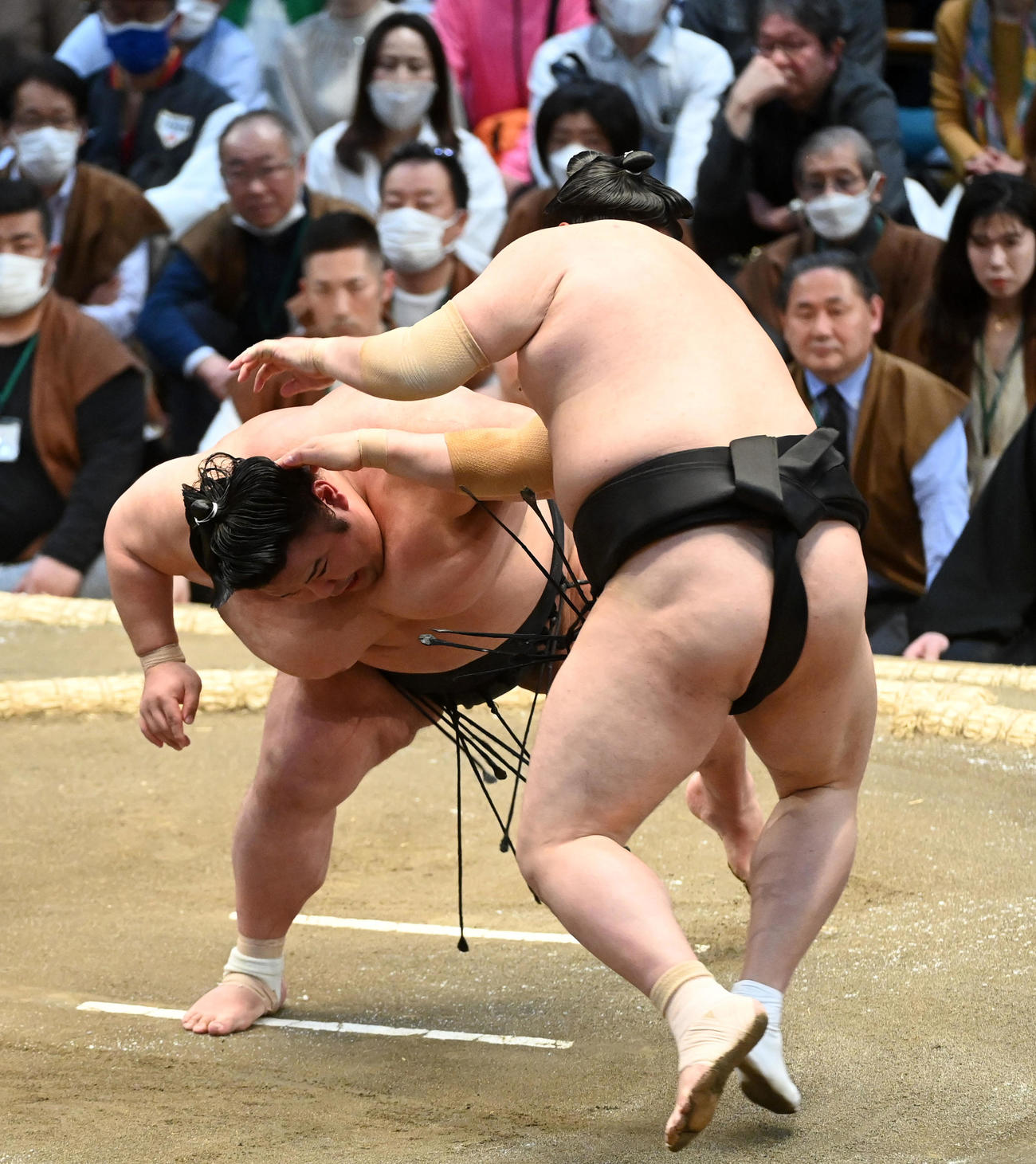 貴景勝（左）は阿炎にはたき込みで敗れる（撮影・前岡正明）