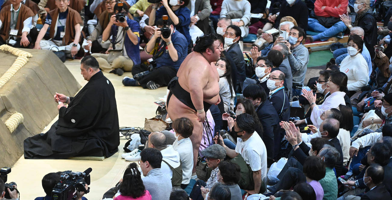 貴景勝は阿炎にはたき込みで敗れる（撮影・前岡正明）