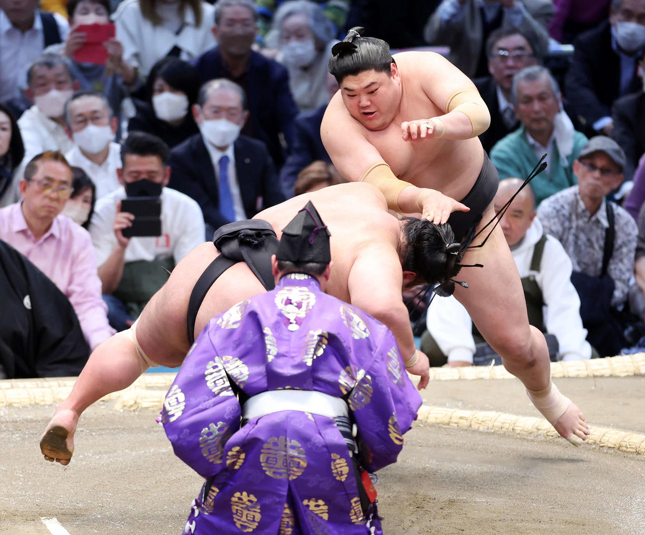 貴景勝（手前）をはたき込みで破る阿炎（撮影・鈴木正人）
