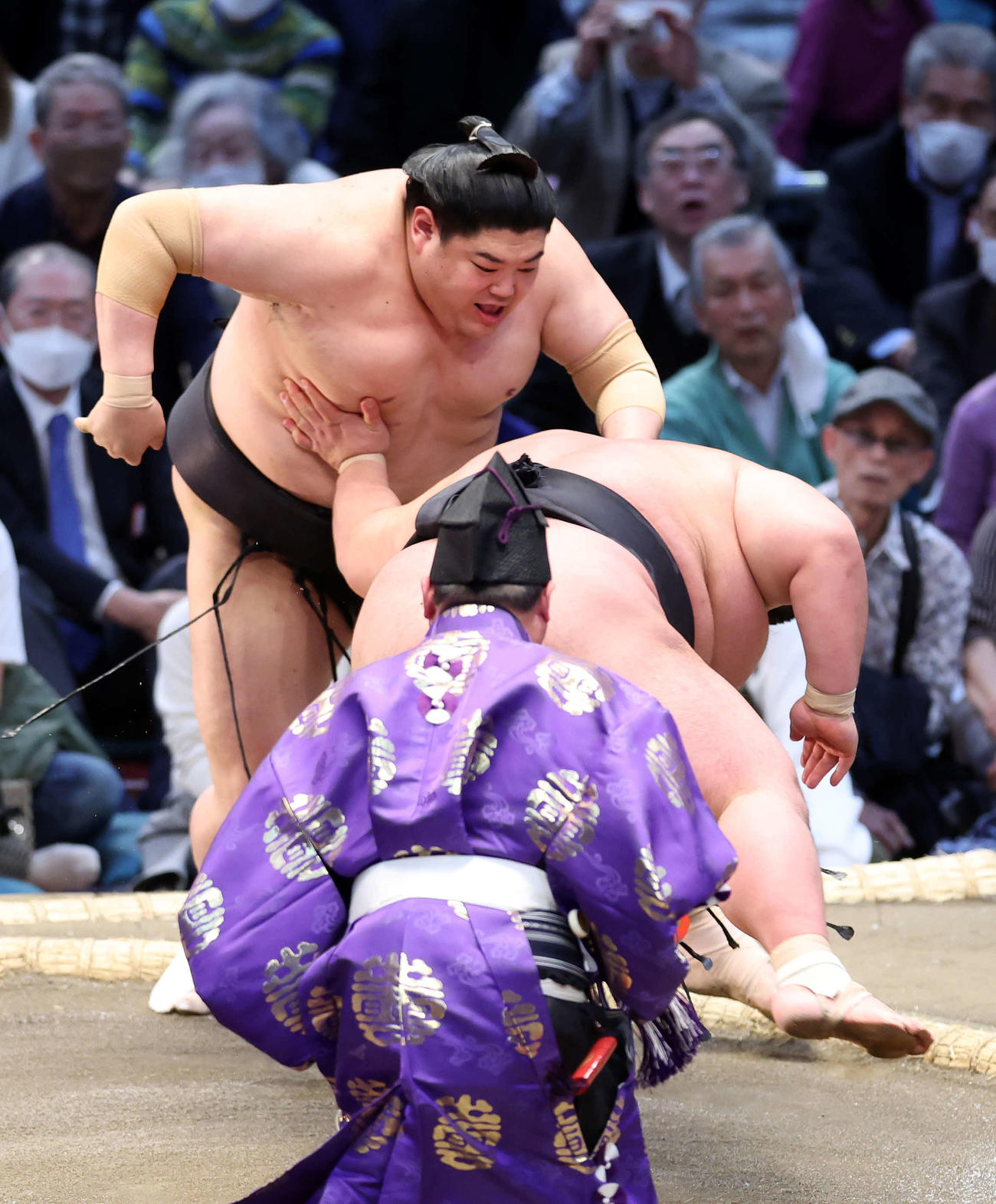 貴景勝（手前）をはたき込みで破る阿炎（撮影・鈴木正人）