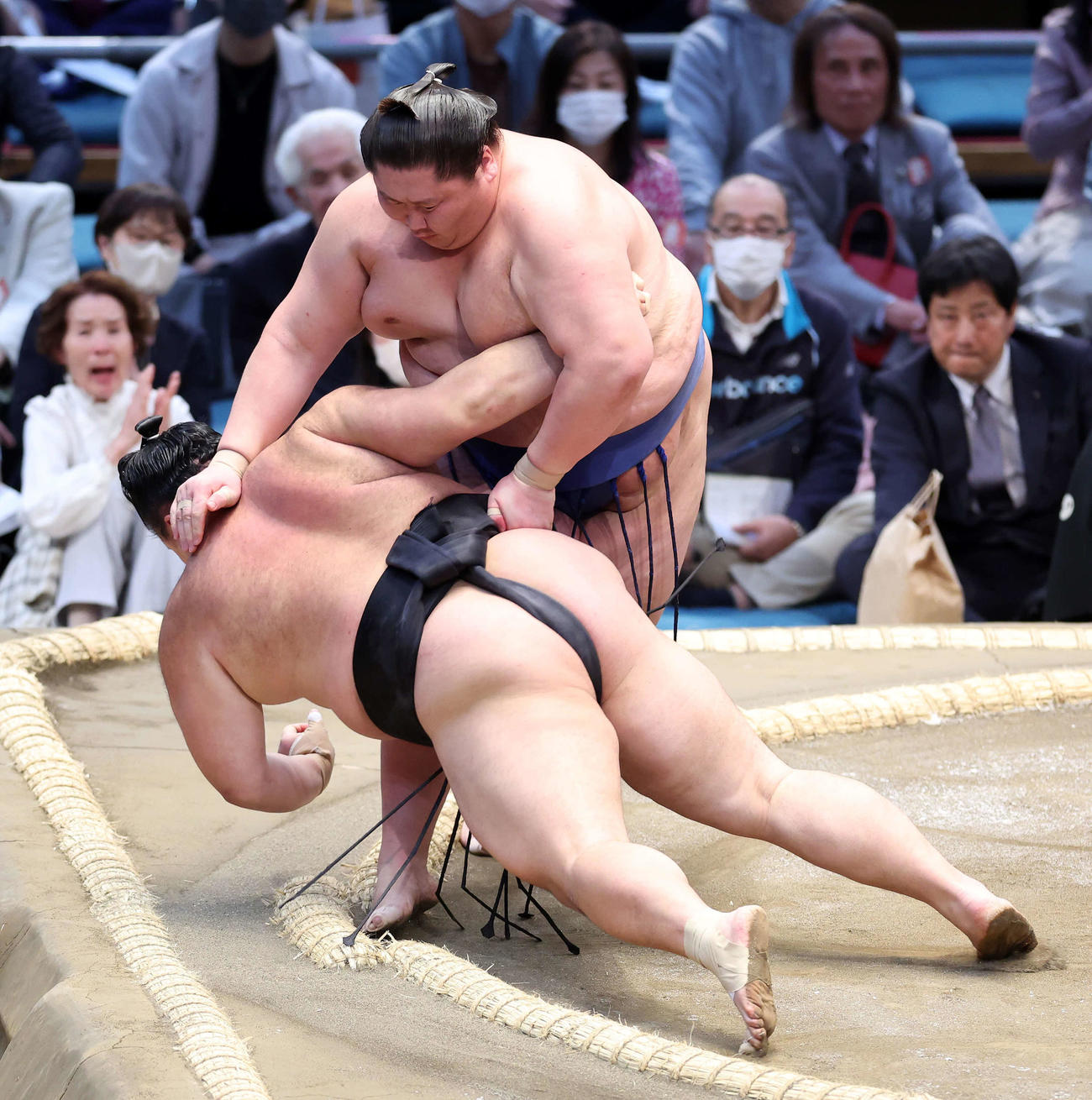 朝乃山（手前）を上手投げで破る逸ノ城（撮影・鈴木正人）