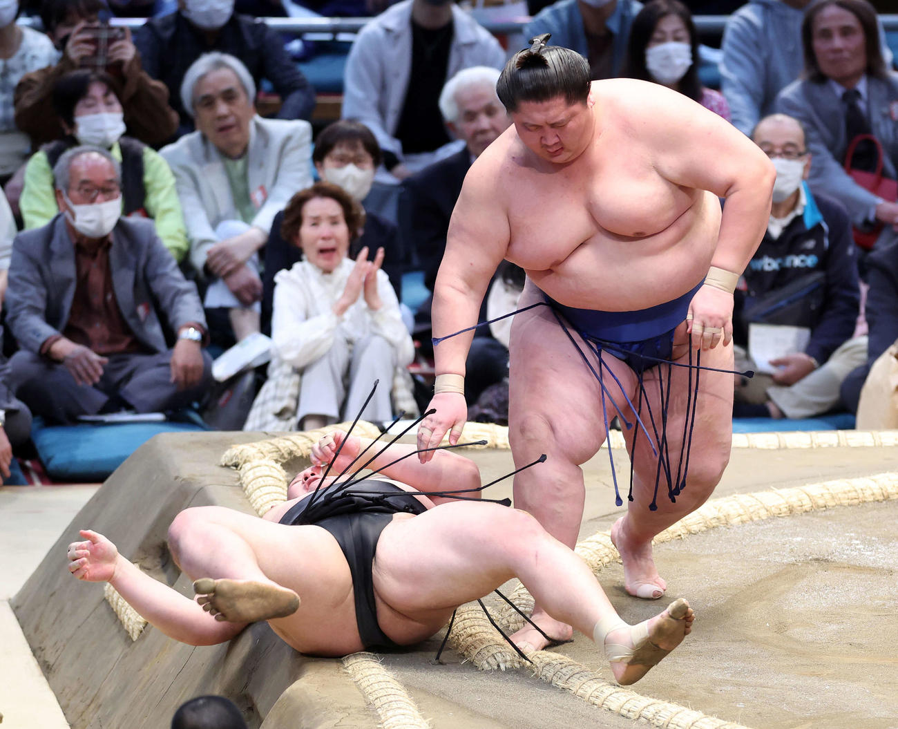 朝乃山（左下）を上手投げで破る逸ノ城（撮影・鈴木正人）