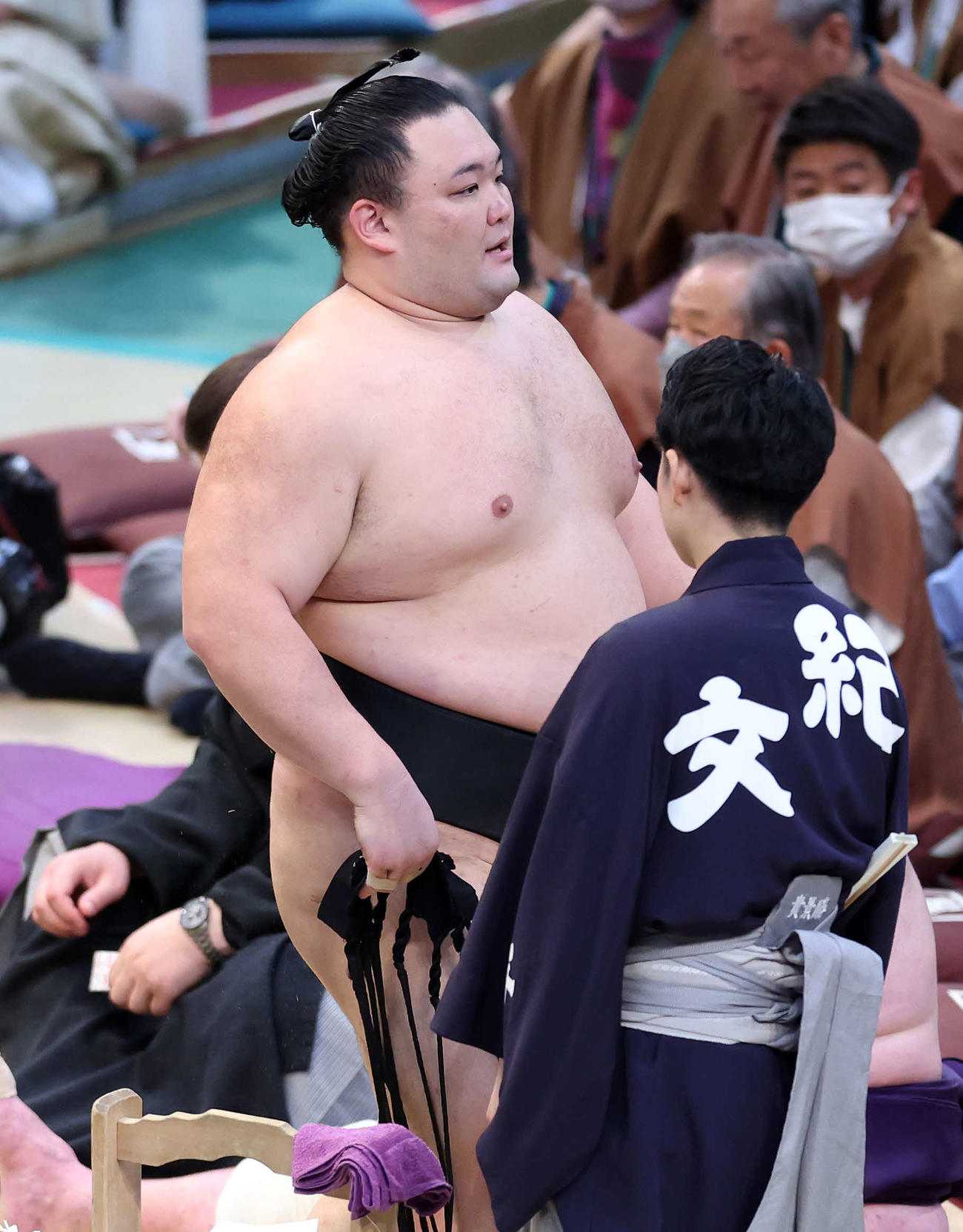 逸ノ城に上手投げで敗れ土俵を引き揚げる朝乃山（撮影・鈴木正人）