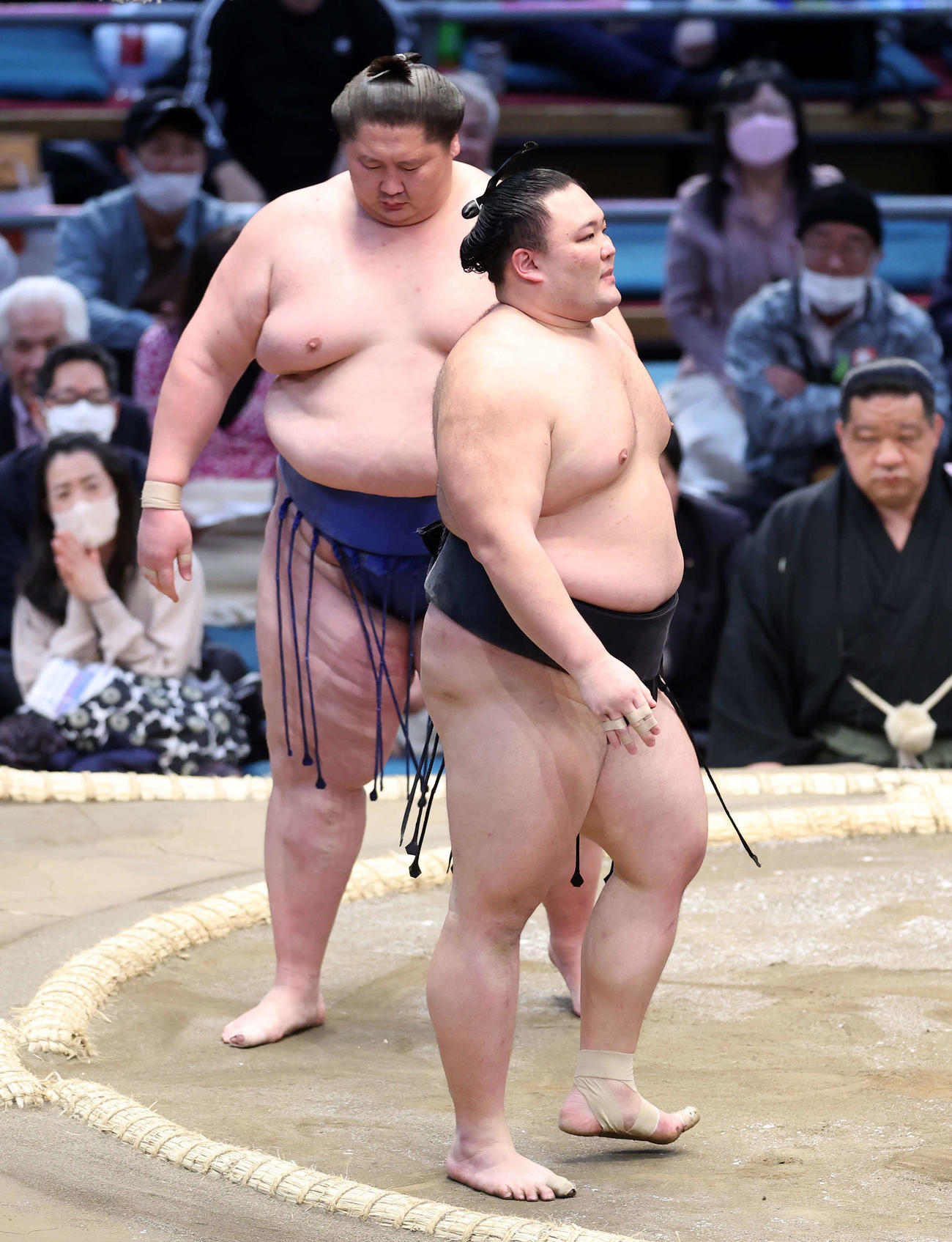 逸ノ城（左）に上手投げで敗れた朝乃山（撮影・鈴木正人）