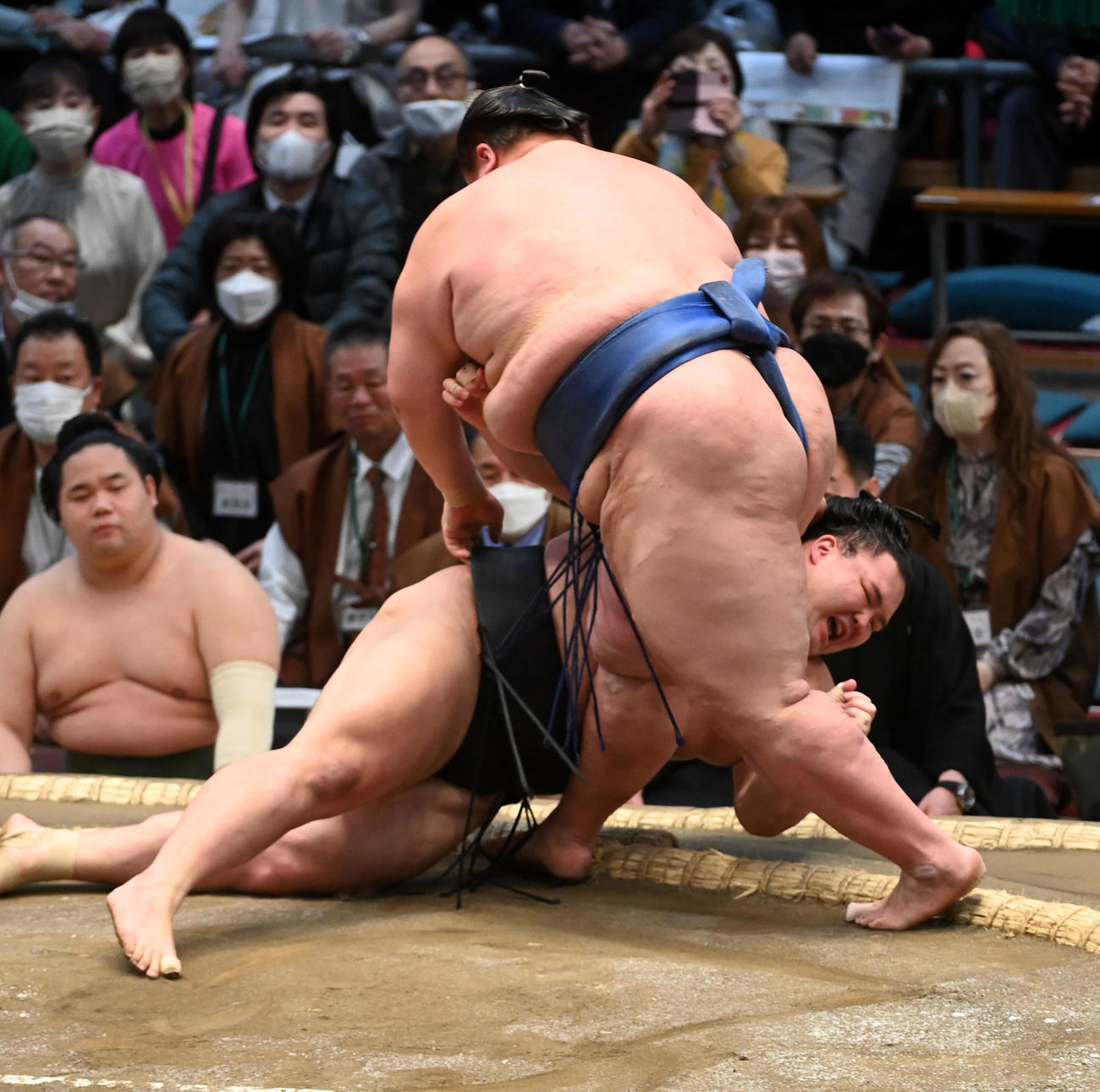 逸ノ城（背中）に上手投げで敗れた朝乃山（撮影・前岡正明）