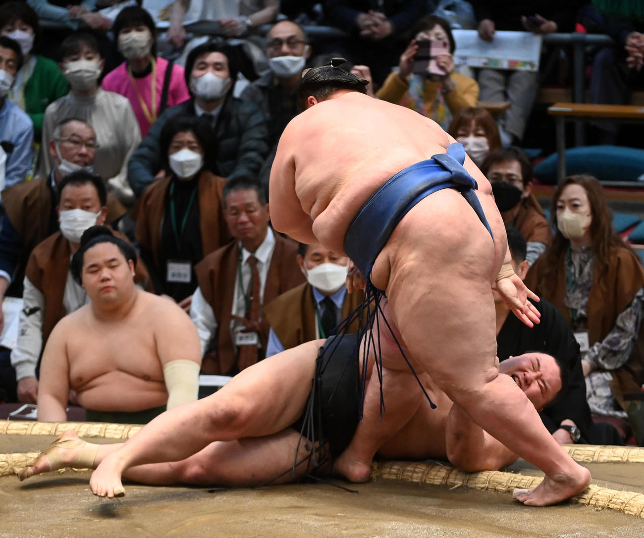 逸ノ城（背中）に上手投げで敗れた朝乃山（撮影・前岡正明）