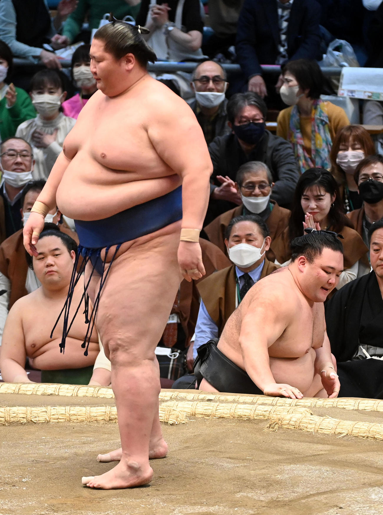 逸ノ城（左）に上手投げで敗れた朝乃山（撮影・前岡正明）