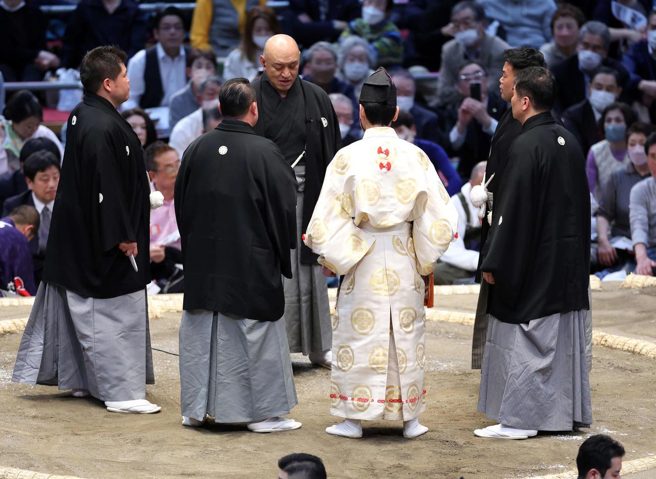 隆の勝ホッ 行司軍配差し違えで3勝目「前に攻められた」碧山押し出す - 大相撲写真ニュース : 日刊スポーツ
