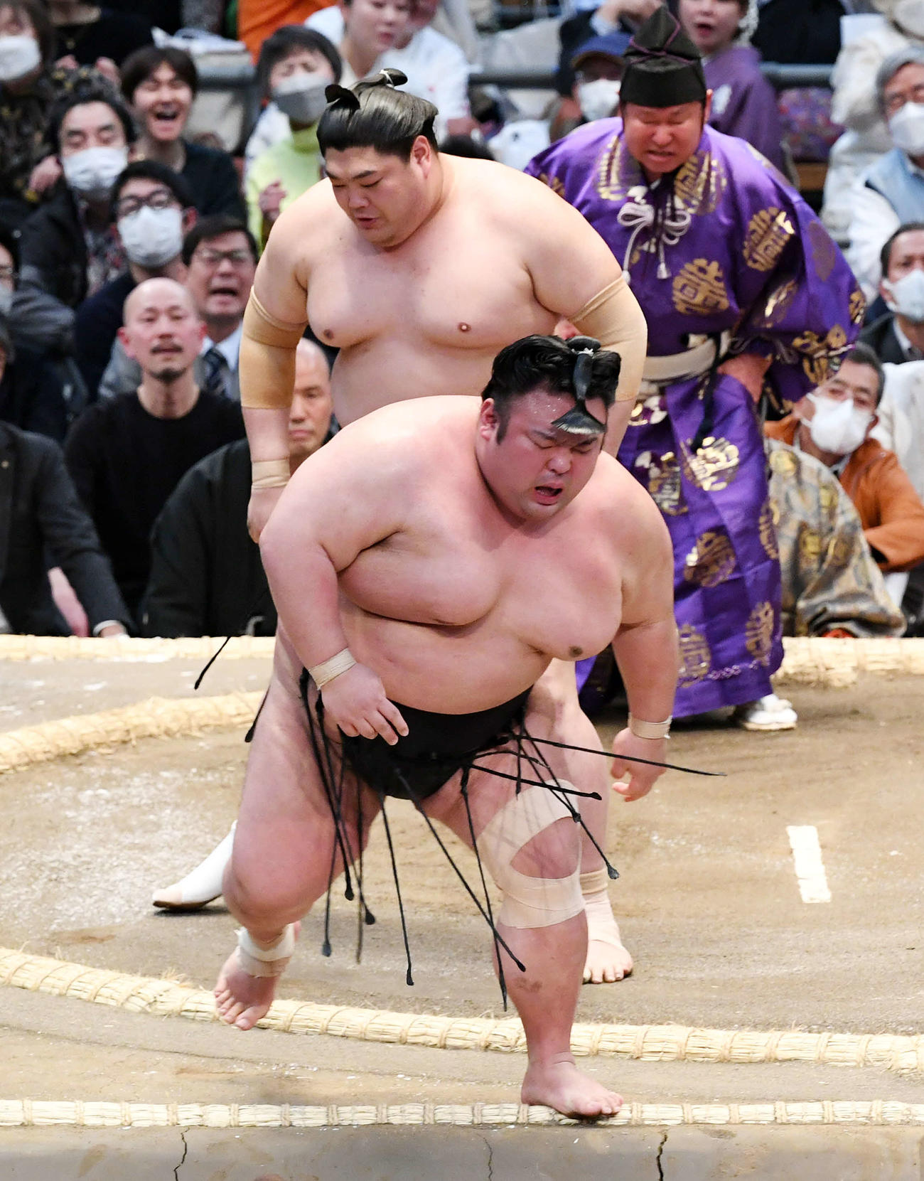 阿炎（後方）にはたき込みで敗れる貴景勝（朝日新聞）