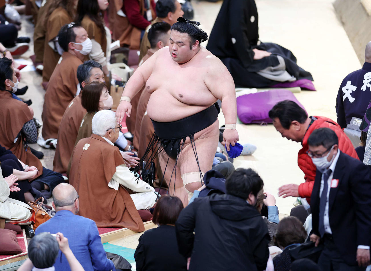阿炎にはたき込みで敗れ土俵を引き揚げる貴景勝（撮影・鈴木正人）