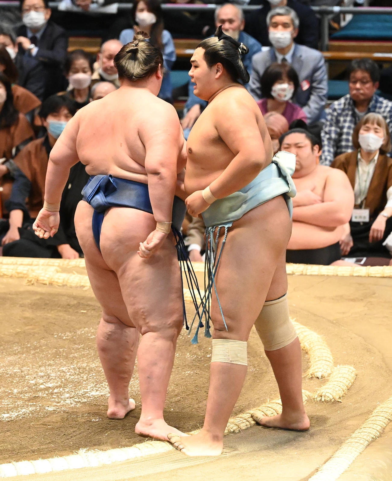 北青鵬（右）を寄り切りで破る逸ノ城（撮影・和賀正仁）