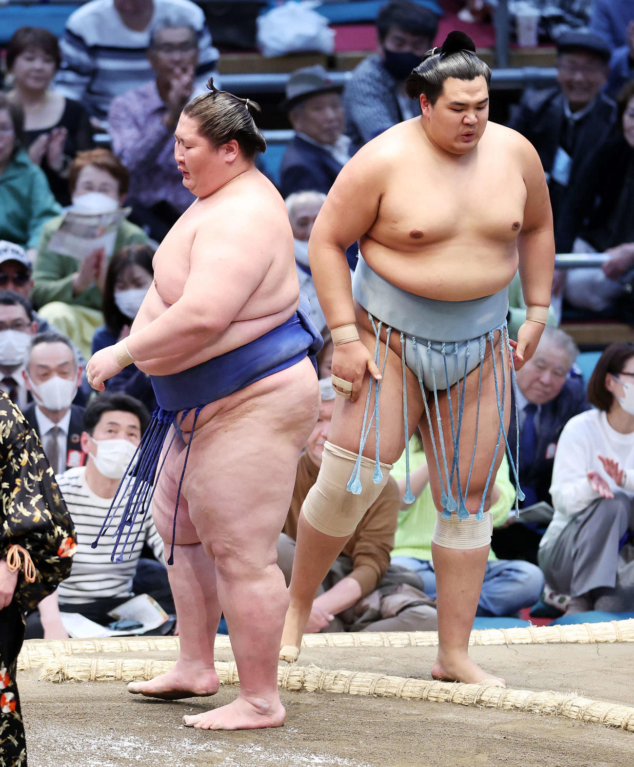 逸ノ城（左）に寄り切りで敗れた北青鵬（撮影・鈴木正人）