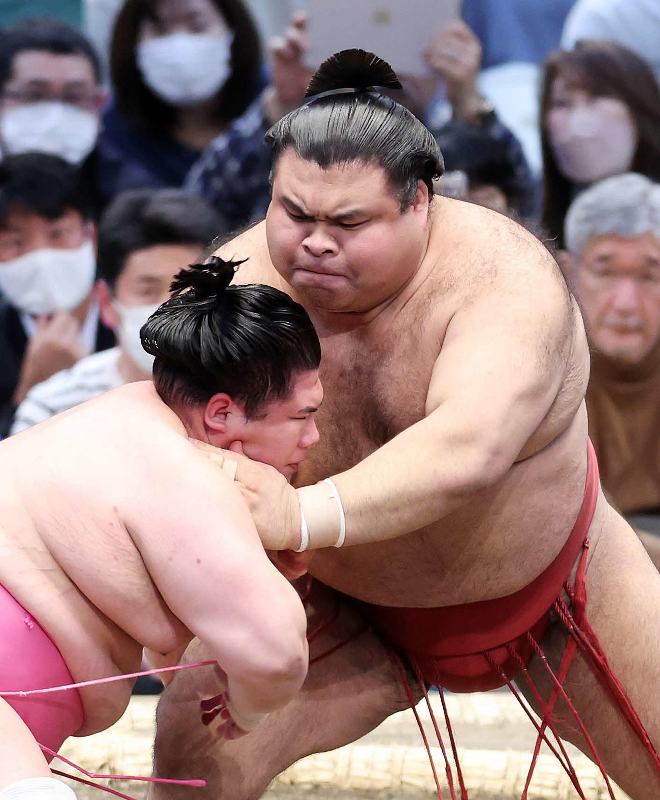 宇良（左）を攻める高安（撮影・鈴木正人）