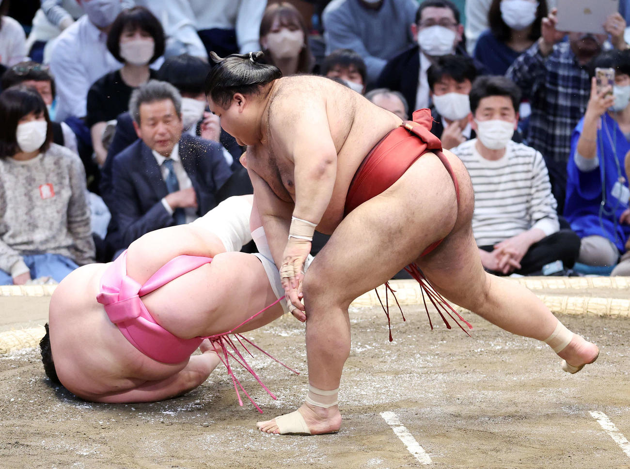 宇良（左）を突き落としで破る高安（撮影・鈴木正人）