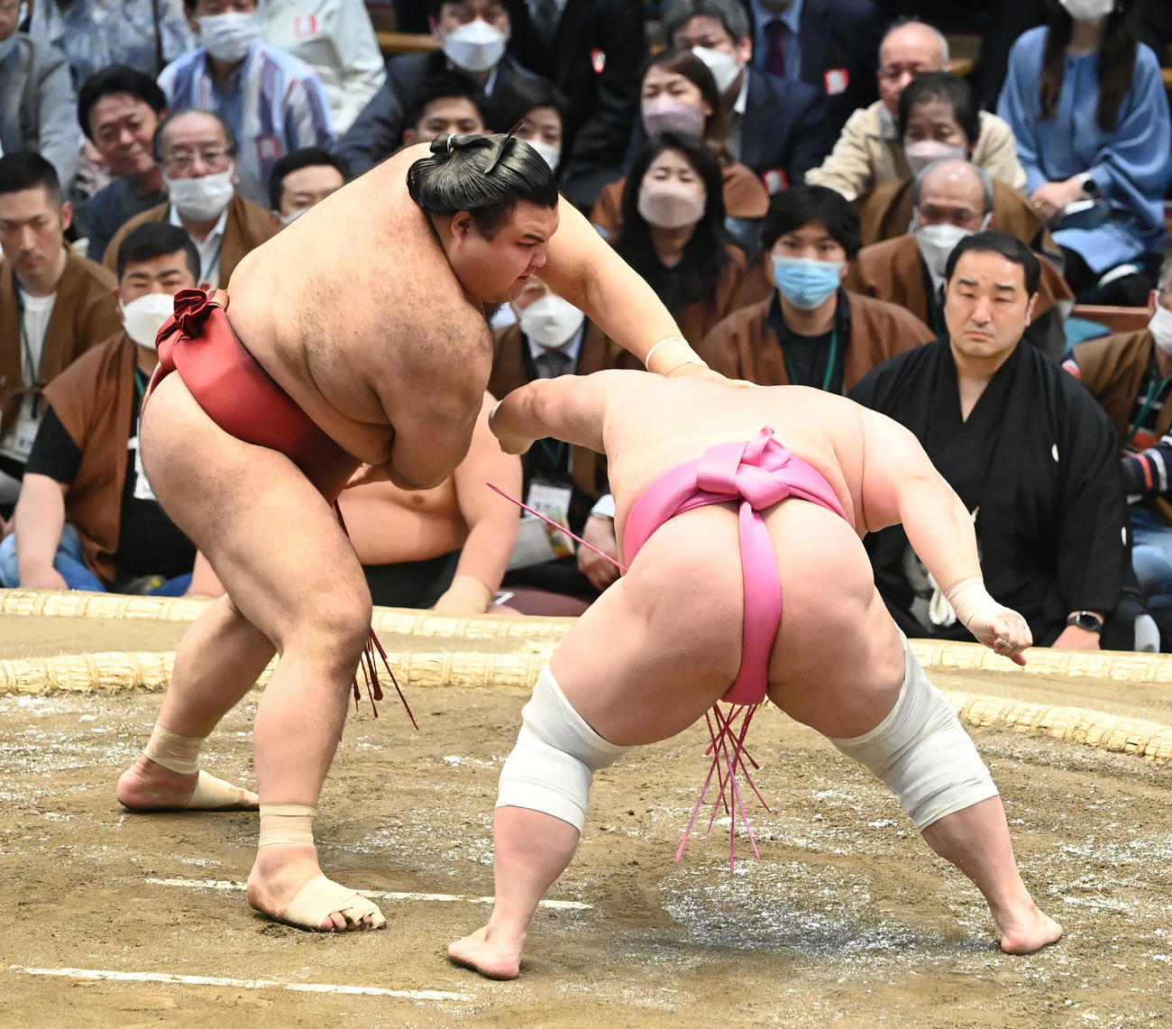 宇良（右）を突き落としで破る高安（撮影・和賀正仁）