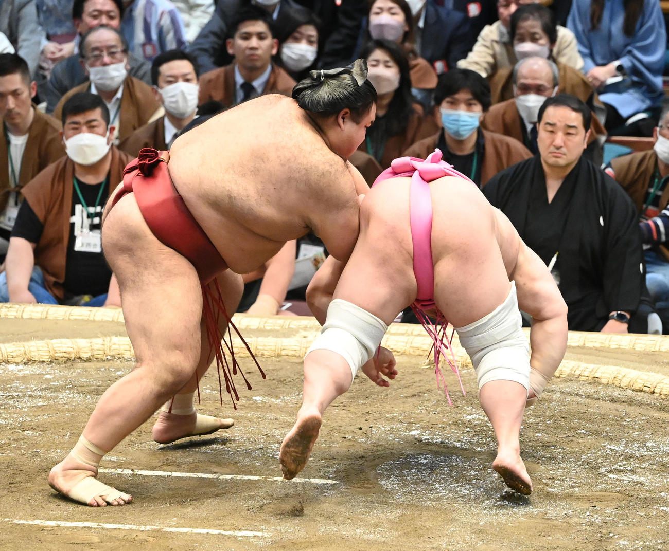 宇良（右）を突き落としで破る高安（撮影・和賀正仁）