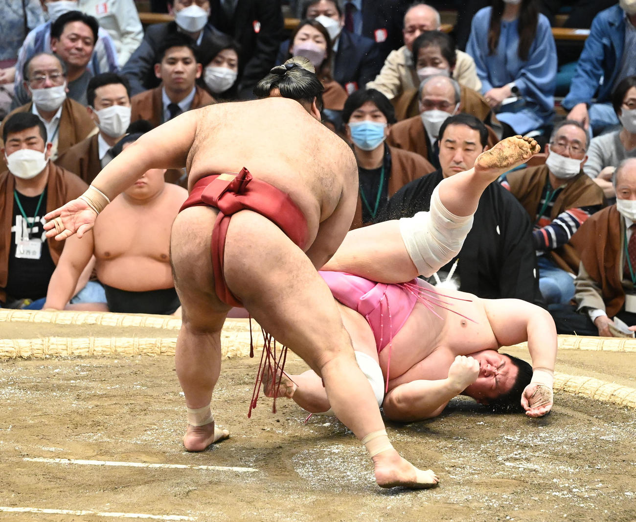 宇良（右）を突き落としで破る高安（撮影・和賀正仁）