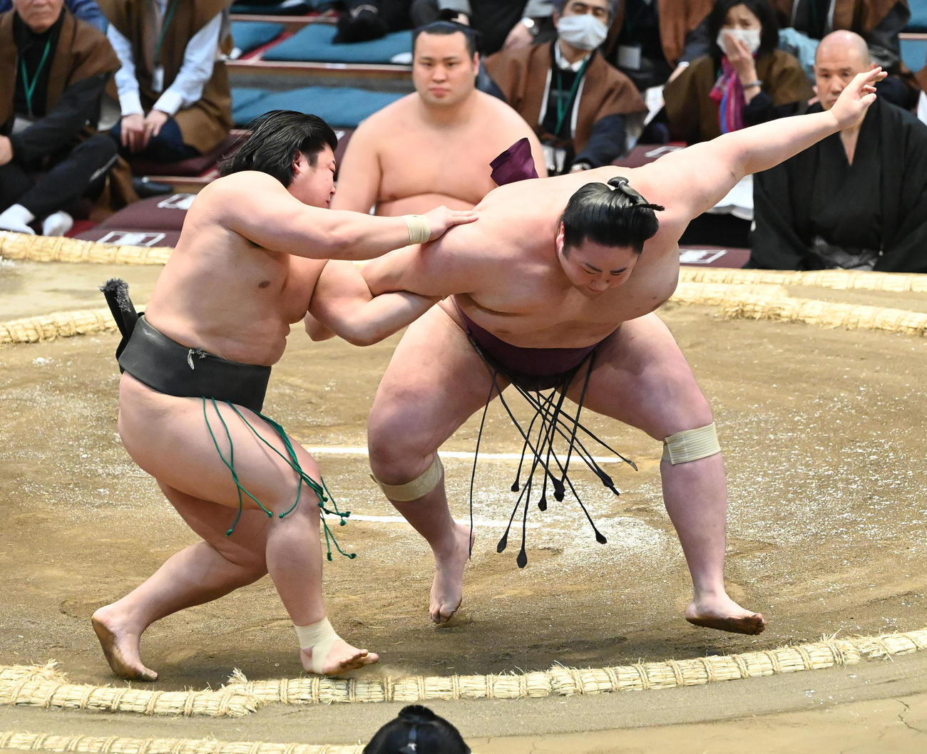 栃武蔵（右）を肩すかしで破る川副（撮影・和賀正仁）