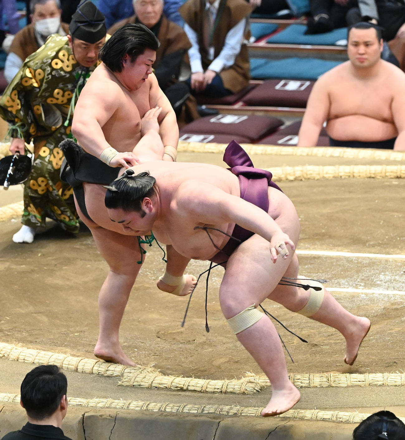 栃武蔵（右）を肩すかしで破る川副（撮影・和賀正仁）