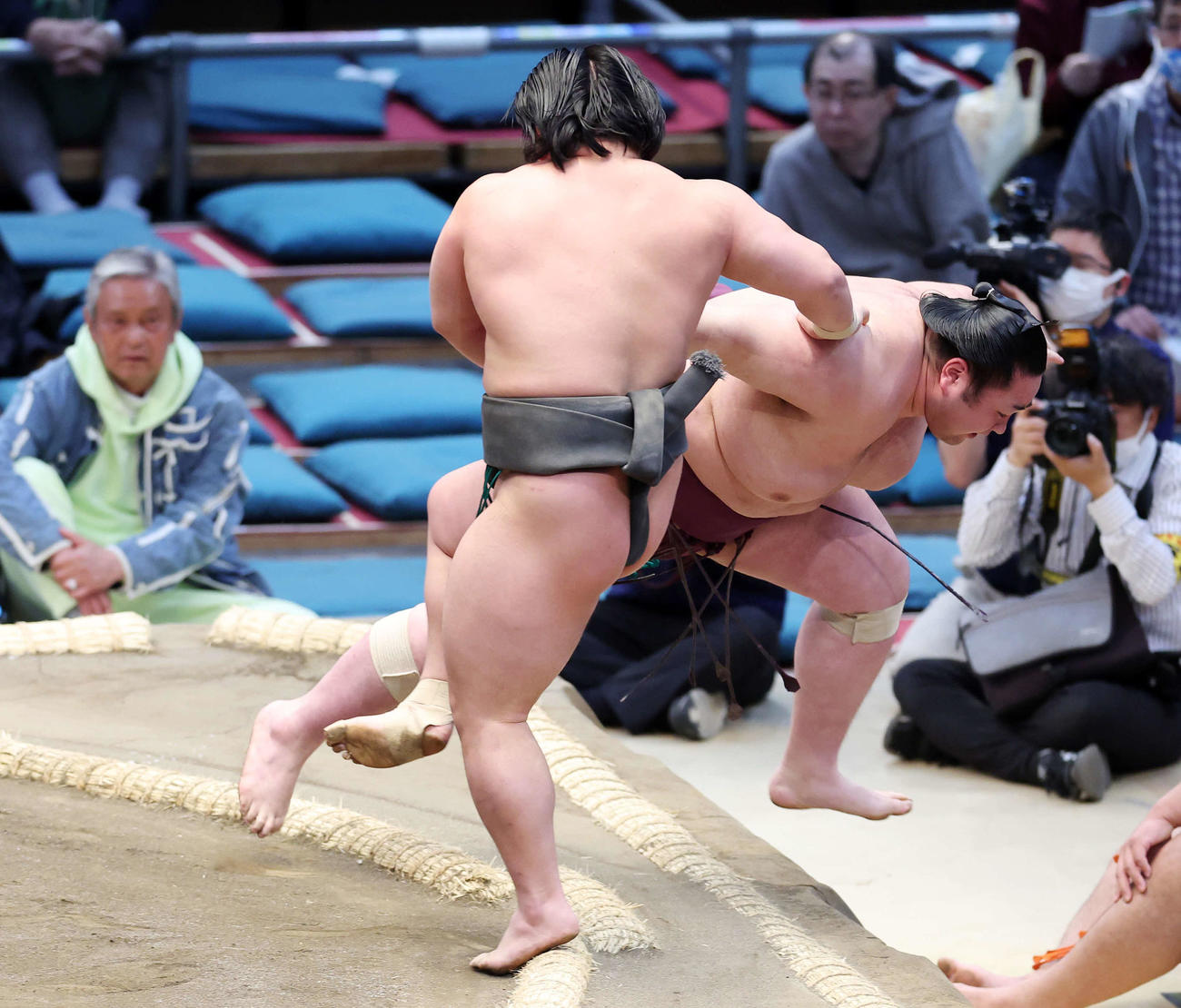 栃武蔵（右）を肩すかしで破る川副（撮影・鈴木正人）