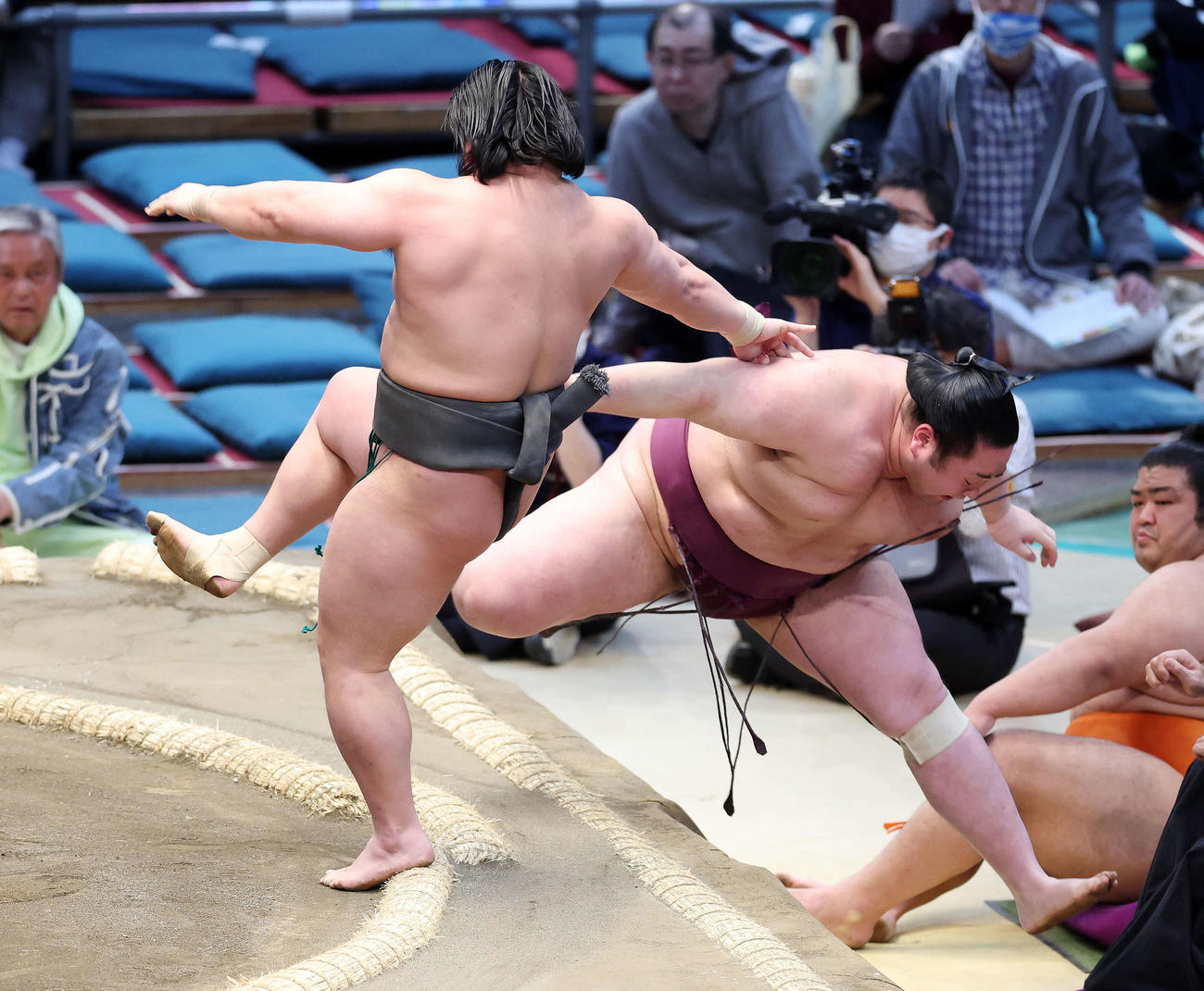 栃武蔵（右）を肩すかしで破る川副（撮影・鈴木正人）