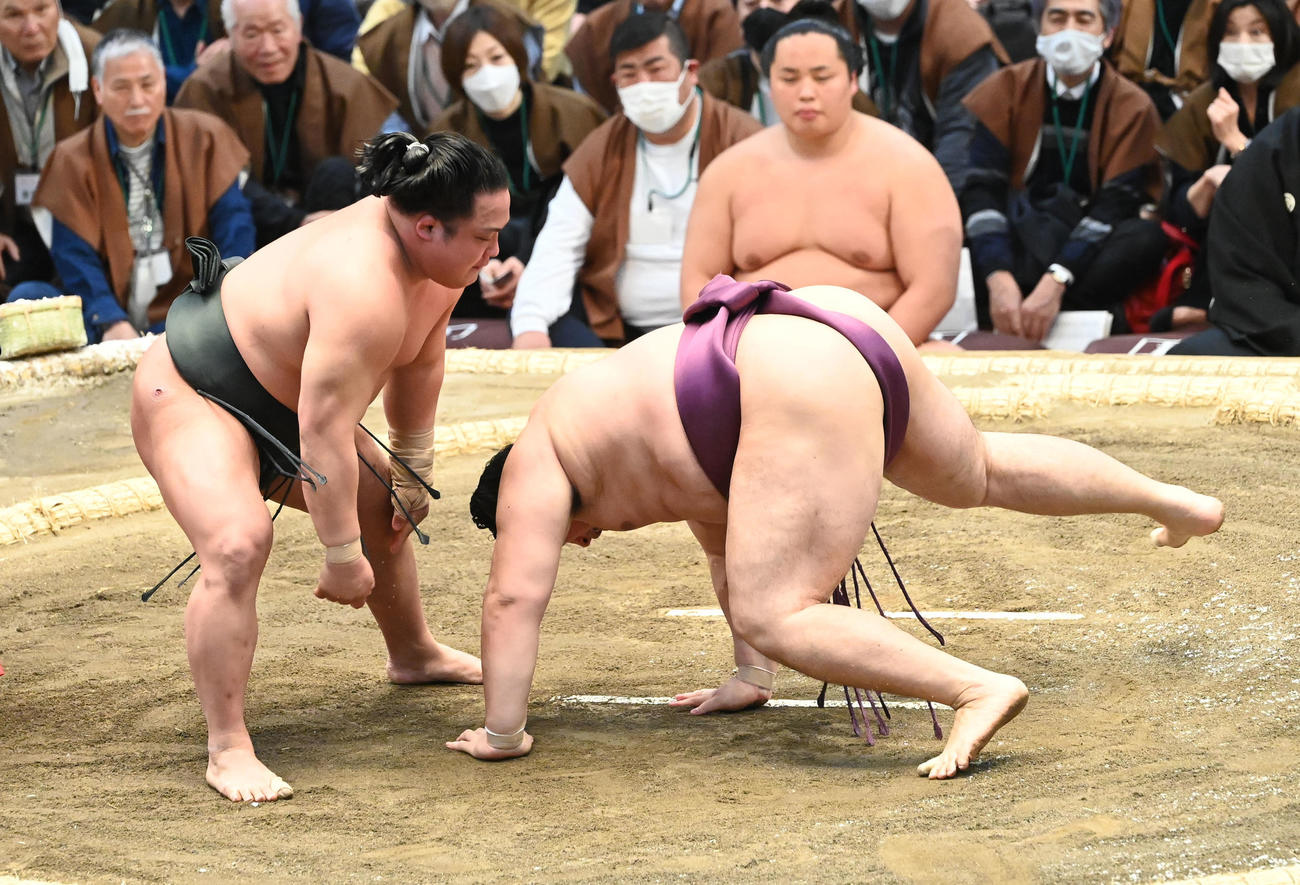 遠藤（右）を肩透かしで破る翠富士（撮影・和賀正仁）