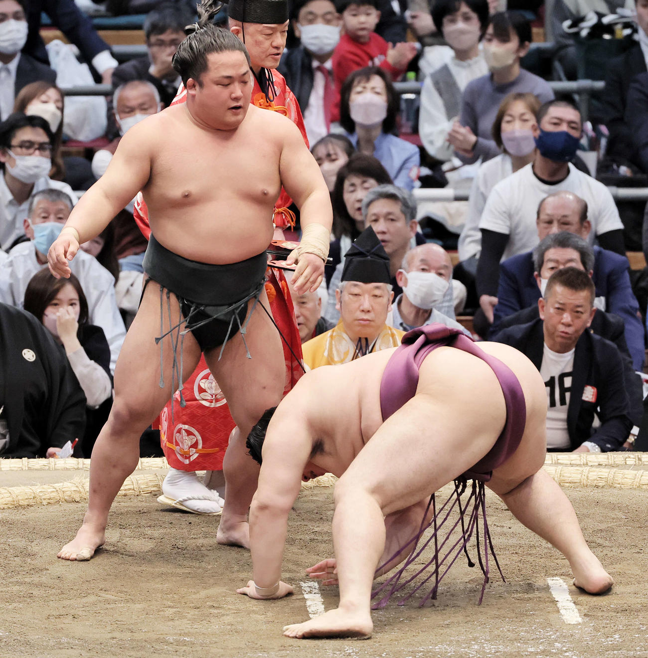 遠藤（右）を肩透かしで破った翠富士（朝日新聞）