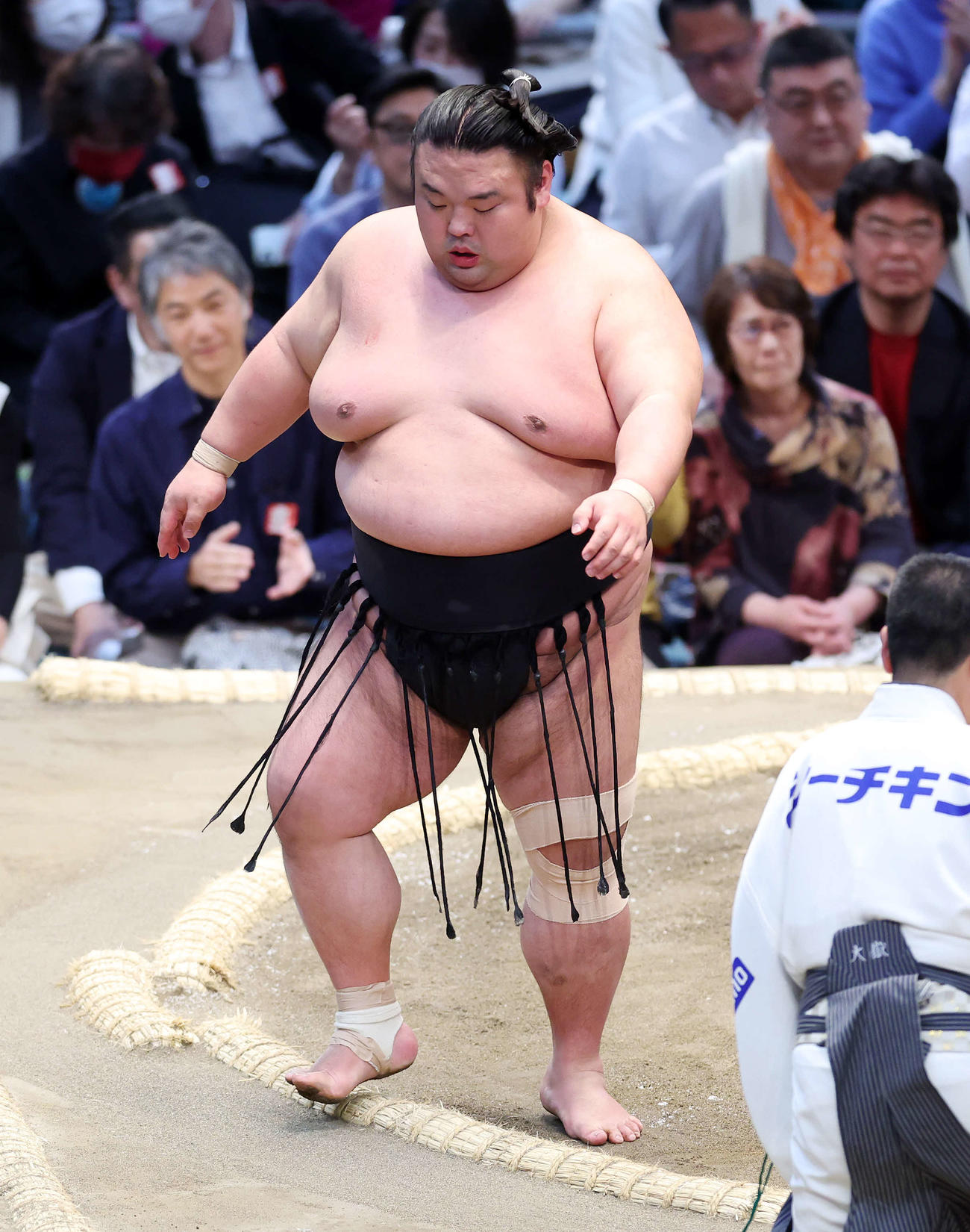 御嶽海に敗れ土俵を引き揚げる貴景勝（撮影・鈴木正人）
