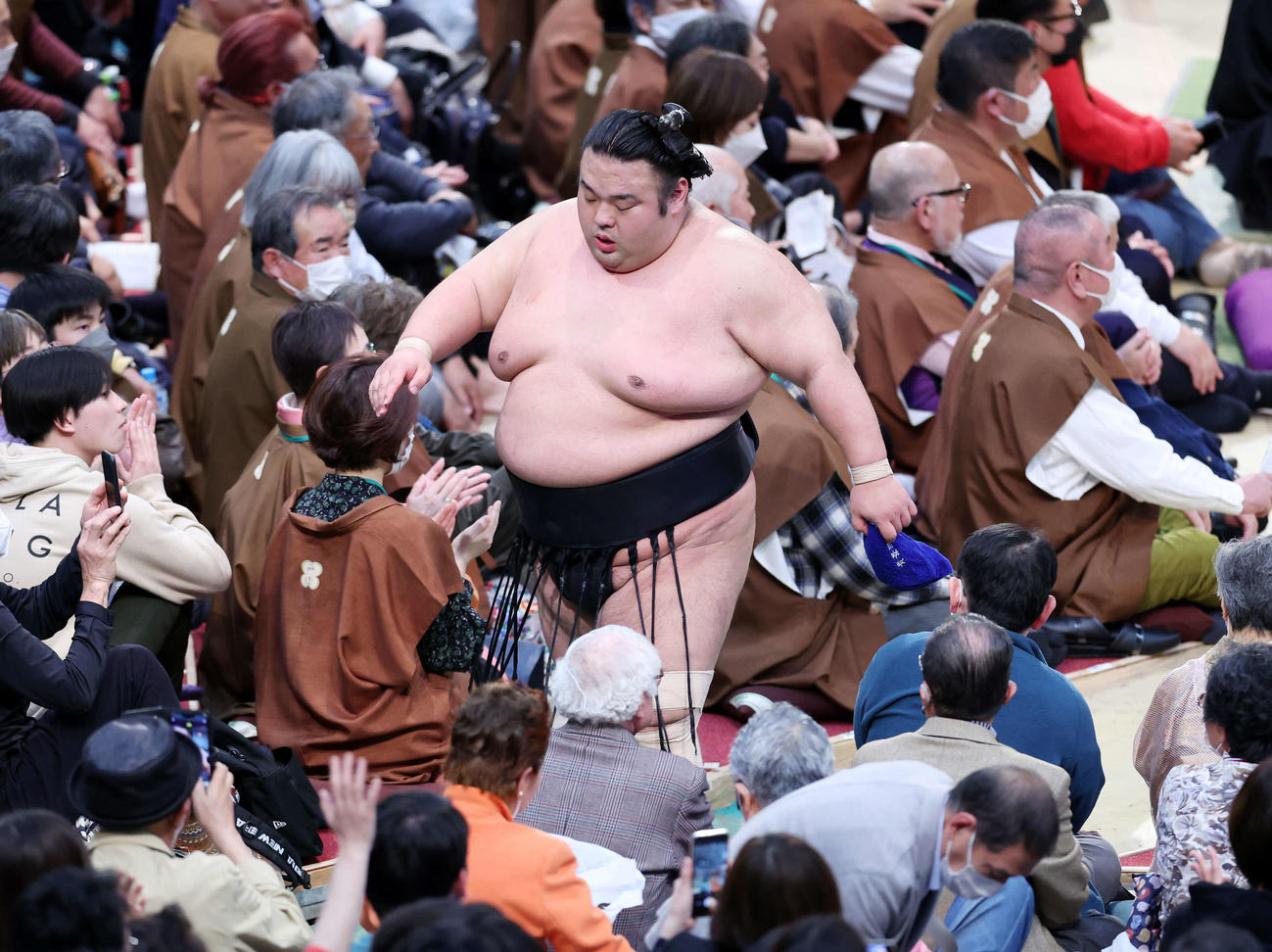 御嶽海に敗れ土俵を引き揚げる貴景勝（撮影・鈴木正人）