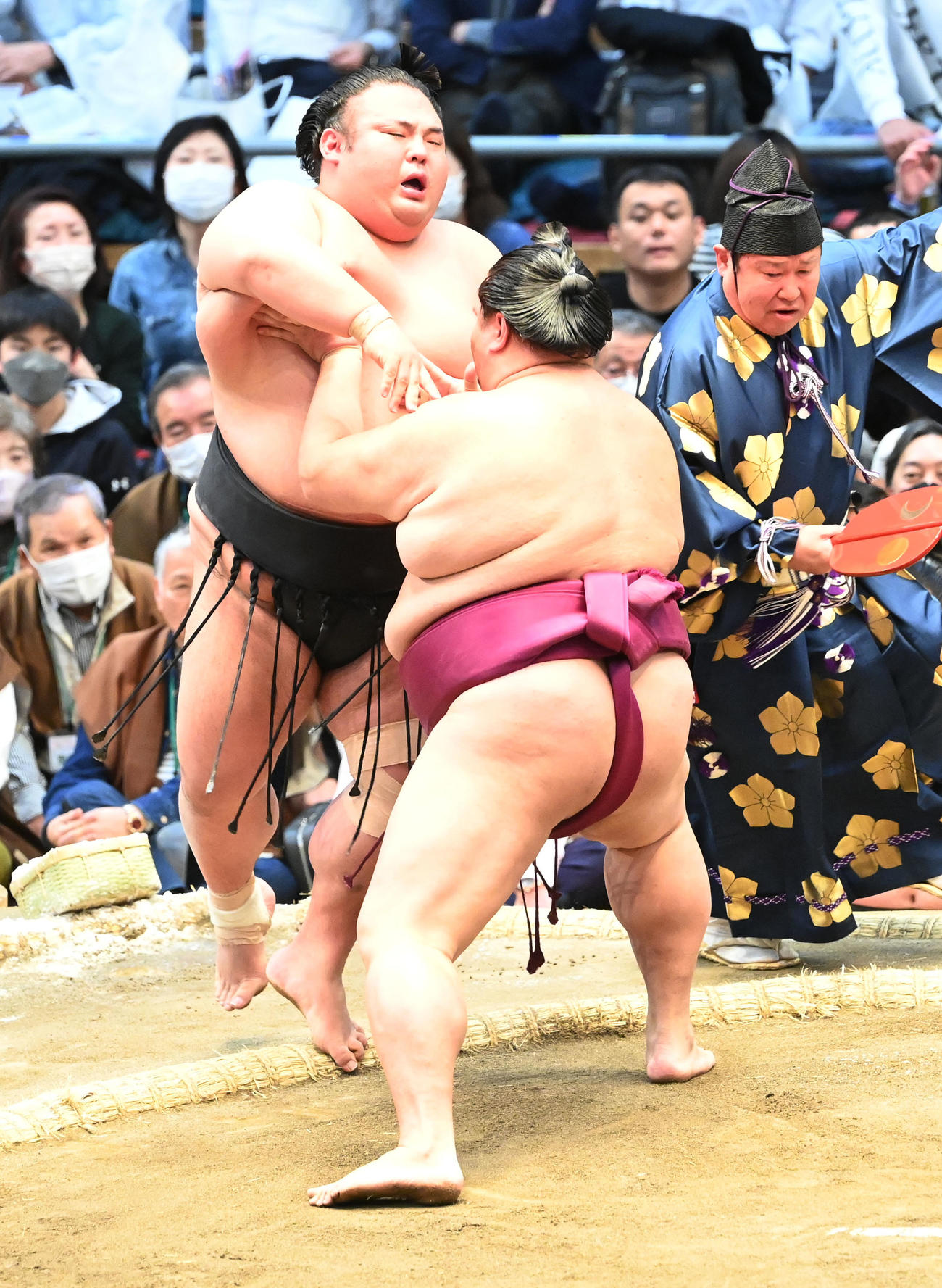 御嶽海（右）に押し出しで敗れる貴景勝（撮影・和賀正仁）