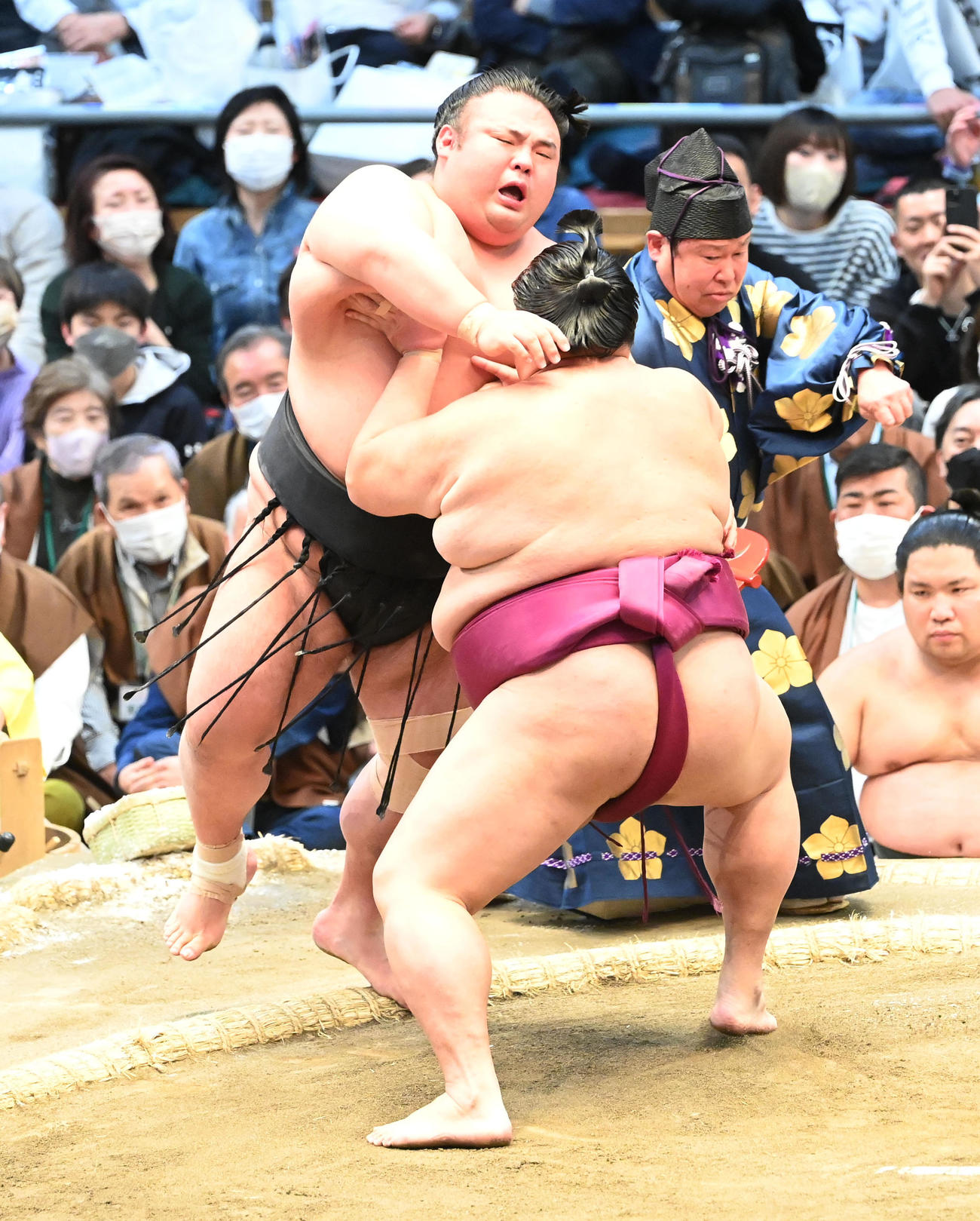 御嶽海（右）に押し出しで敗れる貴景勝（撮影・和賀正仁）