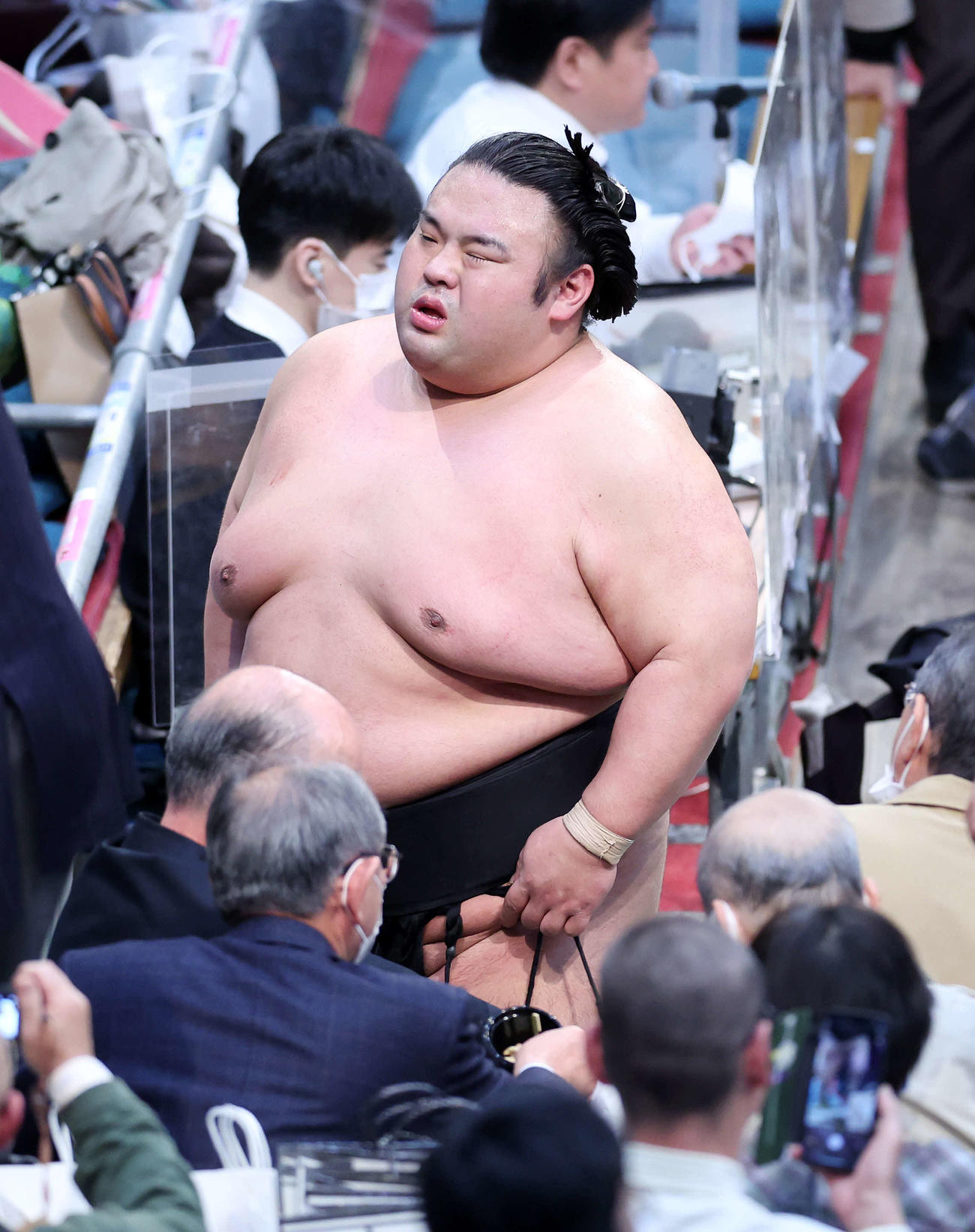 御嶽海に敗れ悔しそうな表情で土俵を引き揚げる貴景勝（撮影・鈴木正人）