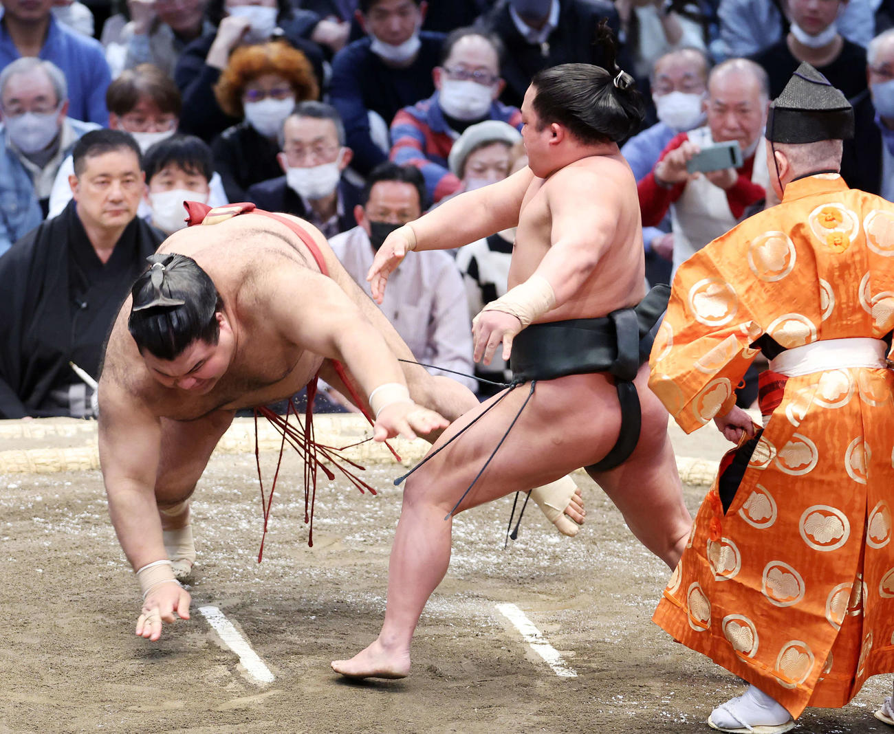 高安（左）を突き落としで破る翠富士（撮影・鈴木正人）