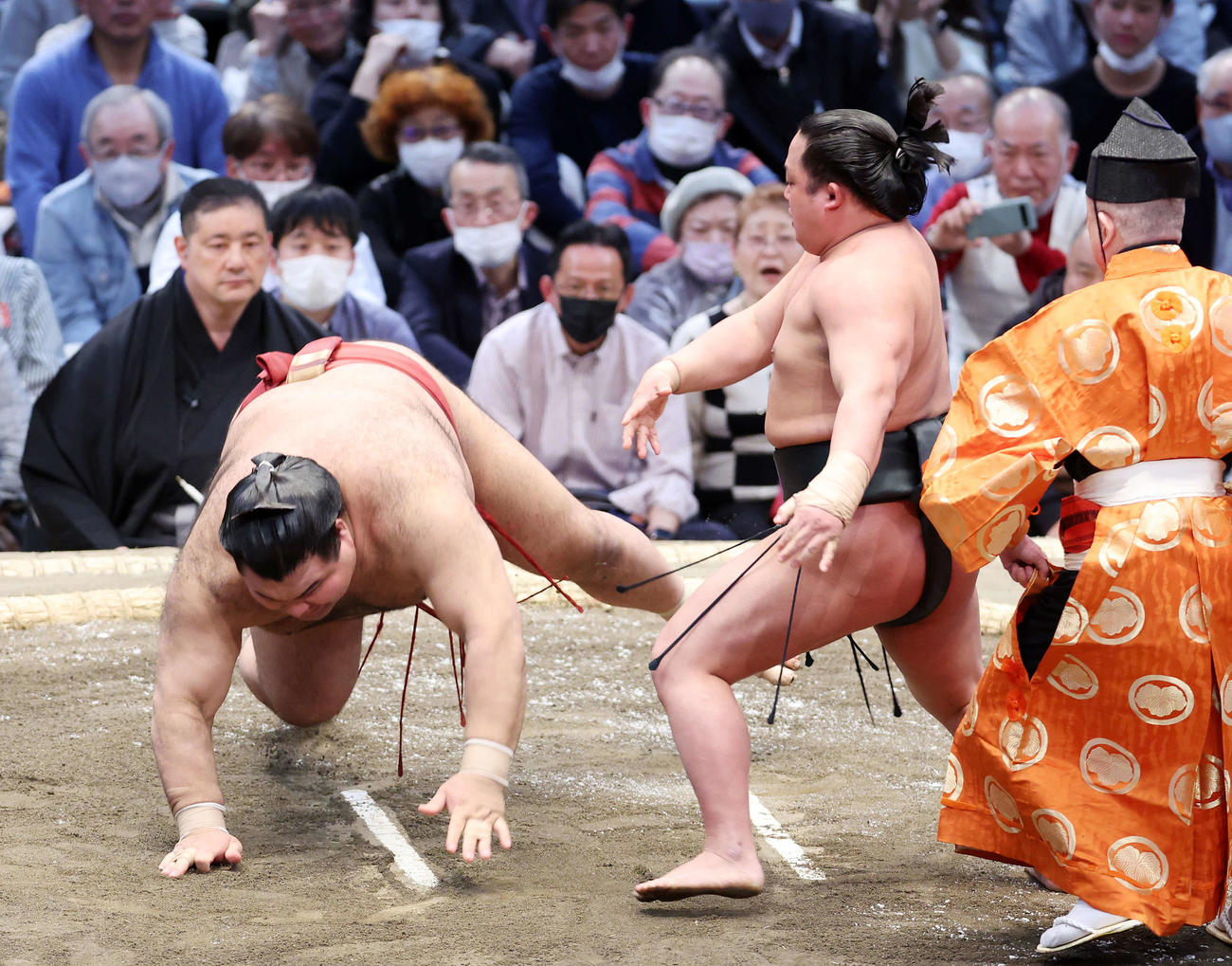 高安（左）を突き落としで破る翠富士（撮影・鈴木正人）