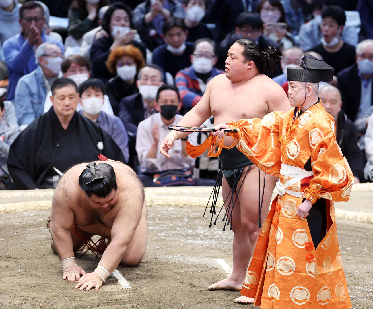 高安（左）を突き落としで破った翠富士（撮影・鈴木正人）