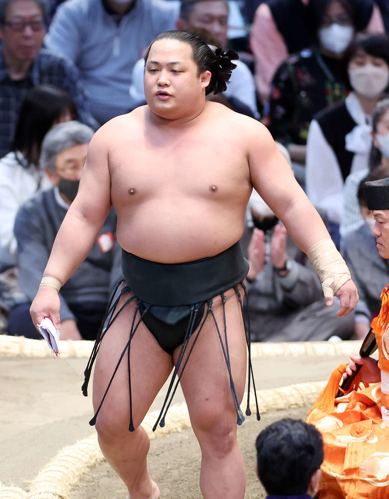 懸賞金の束を手に土俵を引き揚げる翠富士（撮影・鈴木正人）