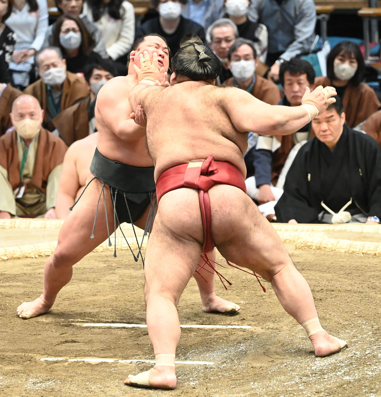 高安（手前）を突き落としで破る翠富士（撮影・和賀正仁）