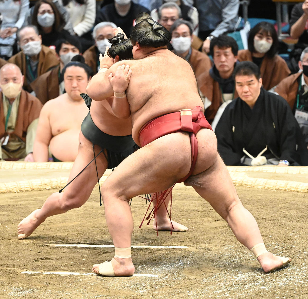 高安（手前）を突き落としで破る翠富士（撮影・和賀正仁）