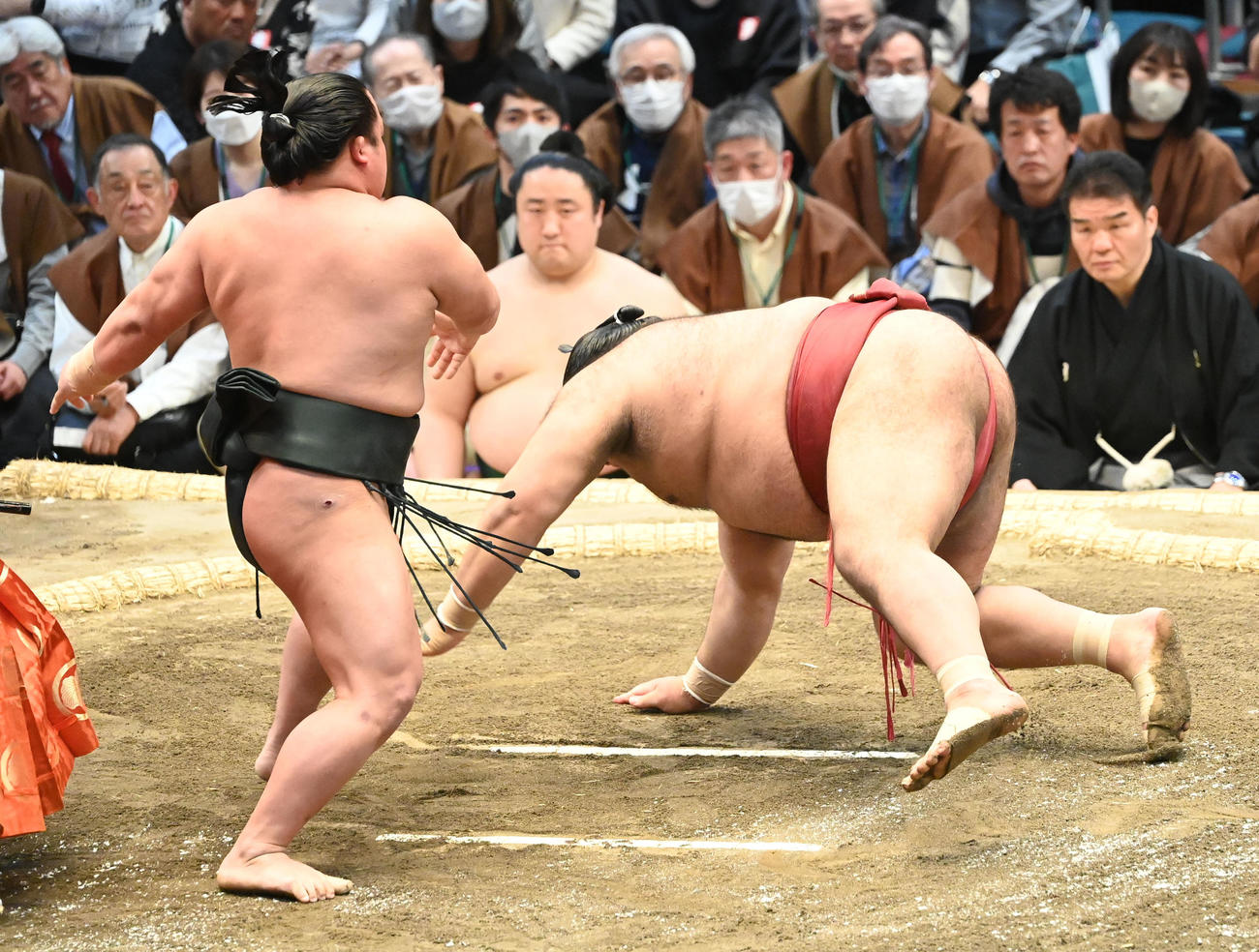 高安（右）を突き落としで破る翠富士（撮影・和賀正仁）