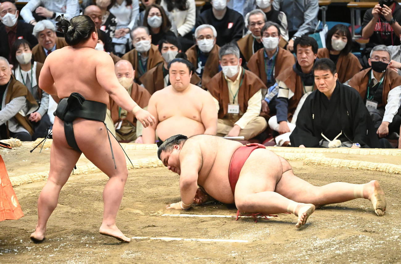 高安（右）を突き落としで破る翠富士（撮影・和賀正仁）