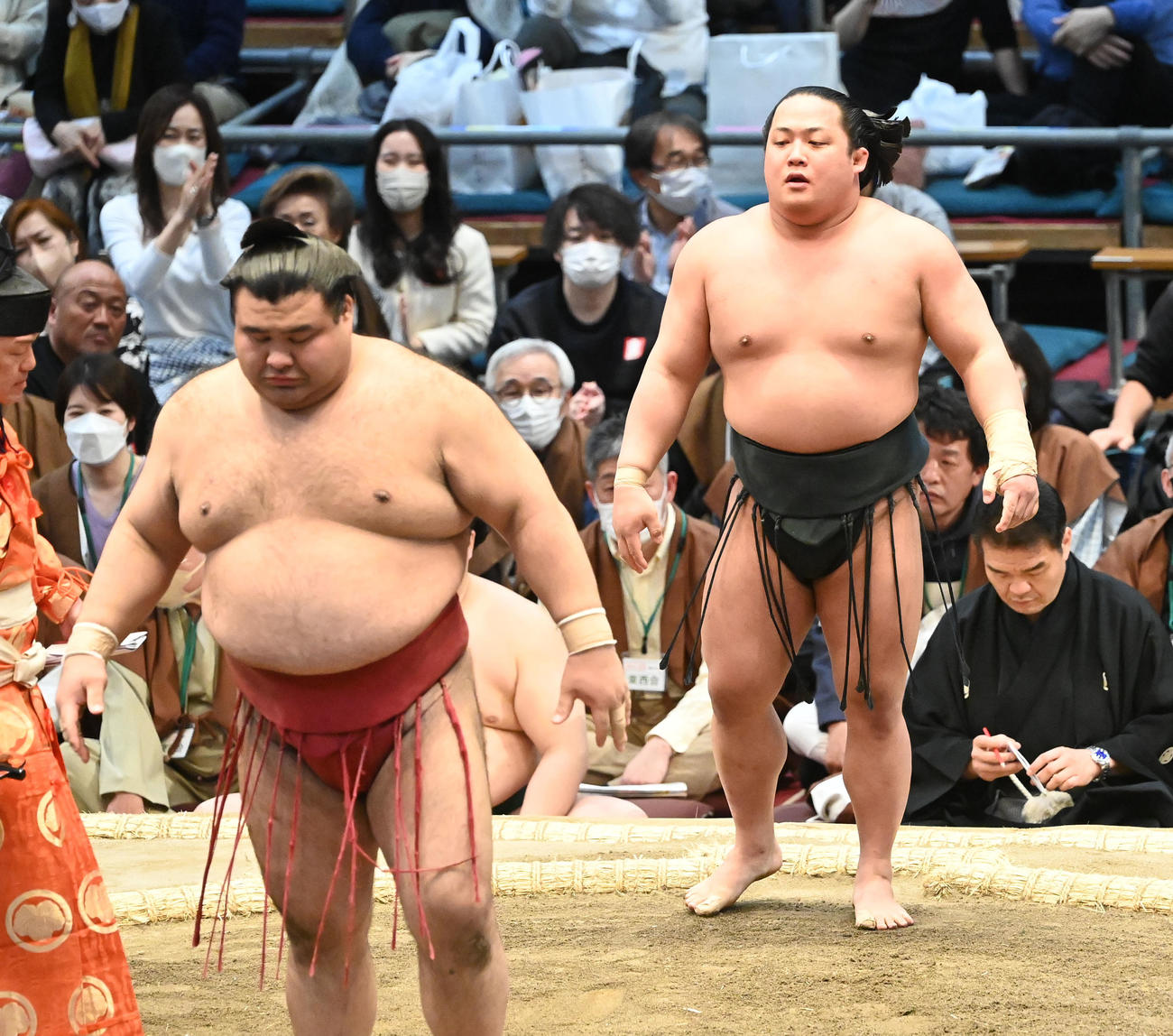 高安（手前）を突き落としで破る翠富士（撮影・和賀正仁）