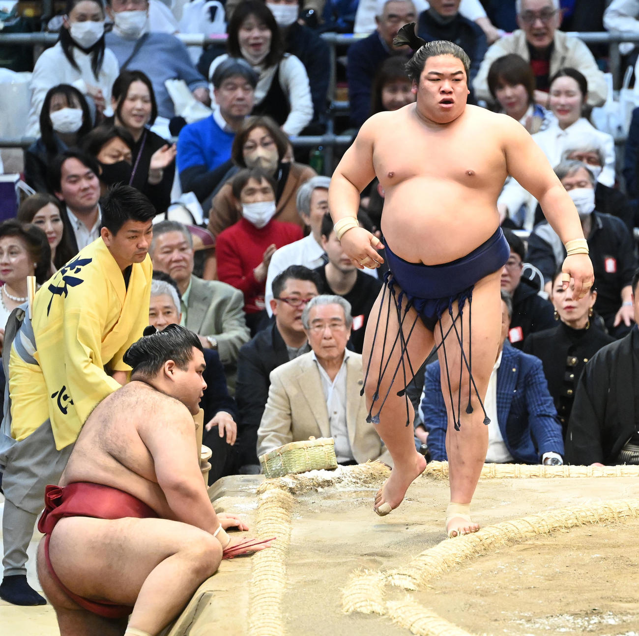 平戸海（右）は高安を寄り切りで破る（撮影・和賀正仁）