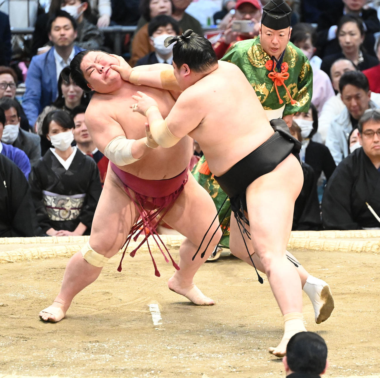 大栄翔（左）は押し出しで阿炎を破る（撮影・和賀正仁）