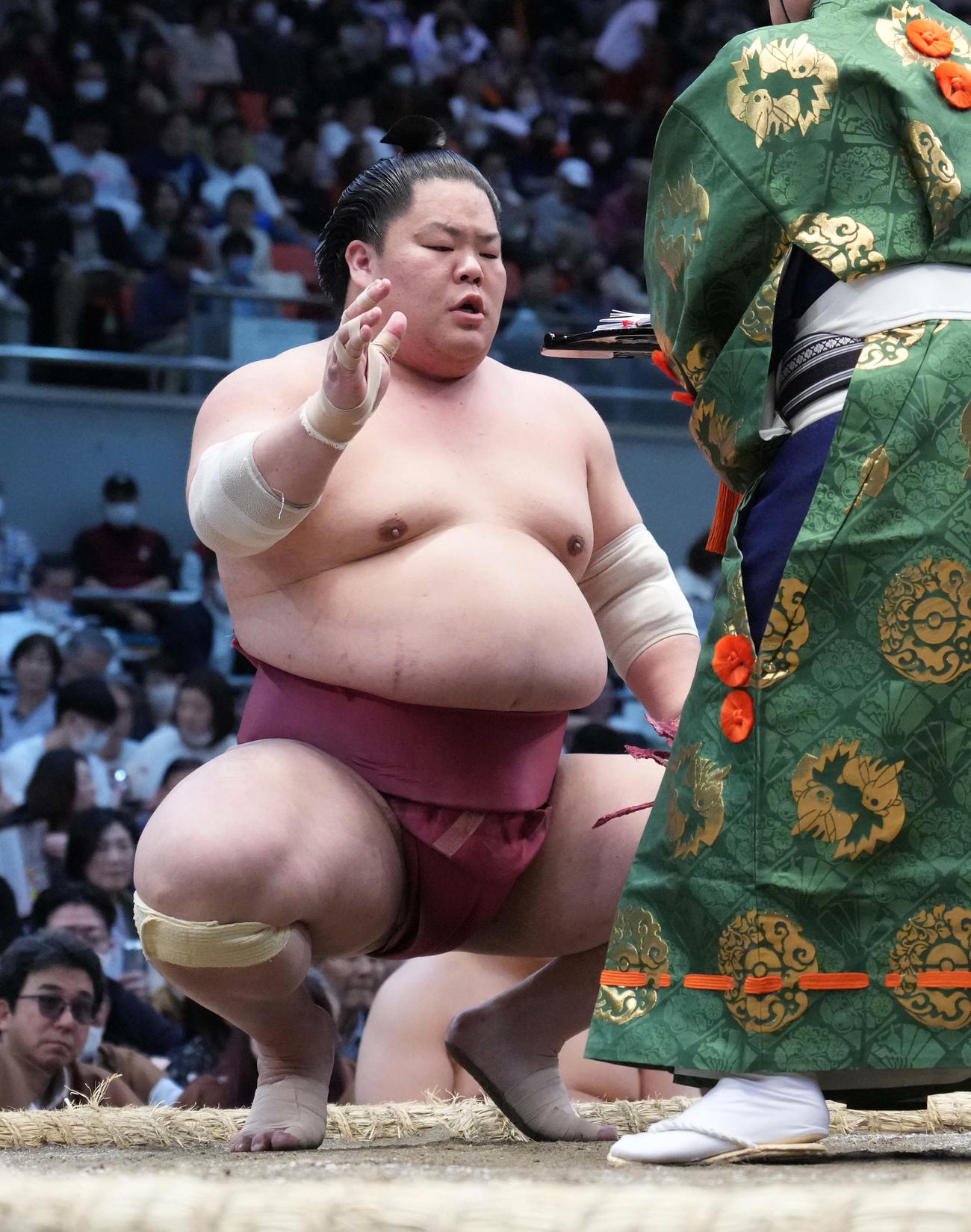 1敗を死守し懸賞金を受け取る大栄翔（撮影・小沢裕）