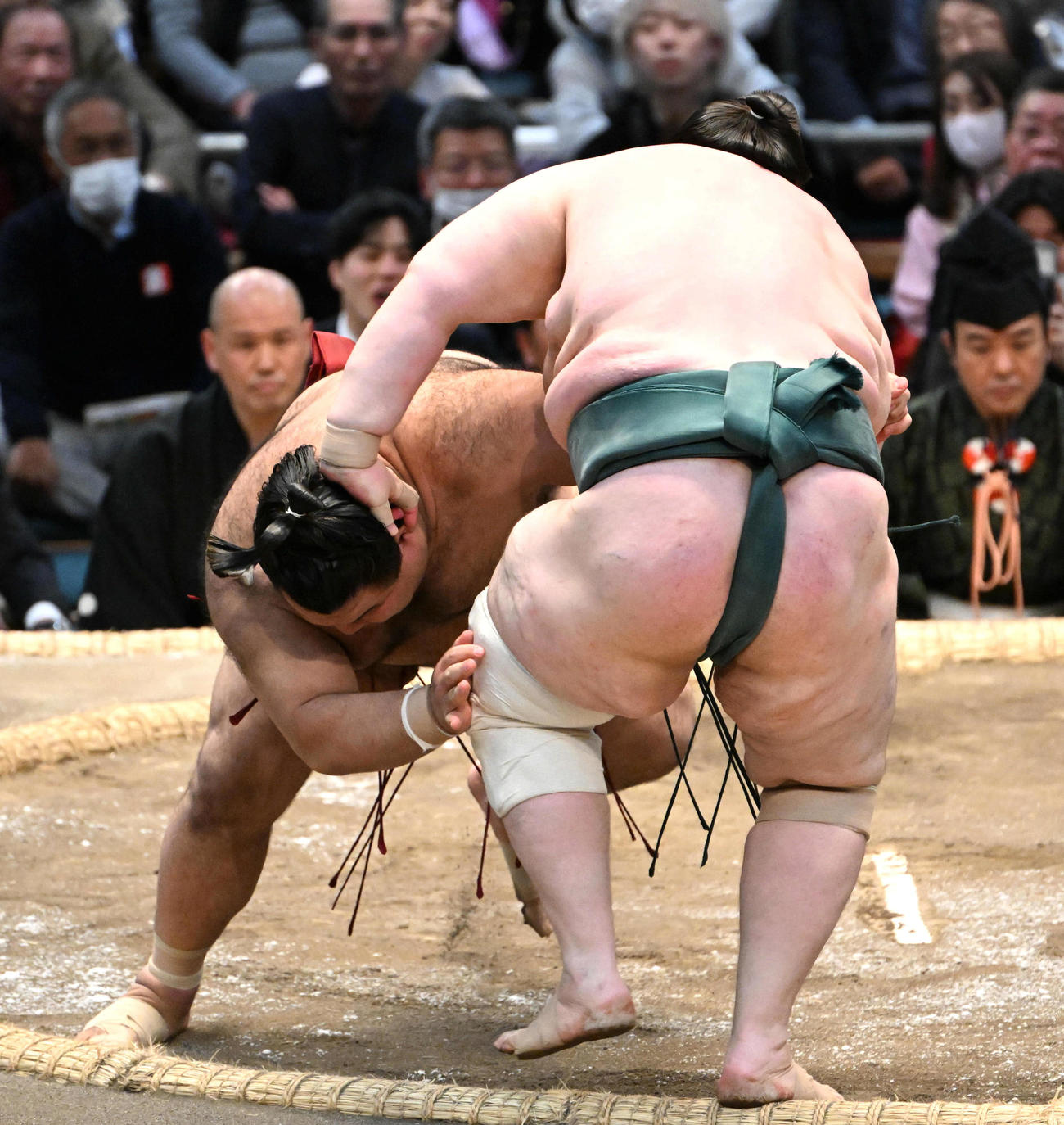 高安（左）は押し出しで碧山を破る（撮影・石井愛子）