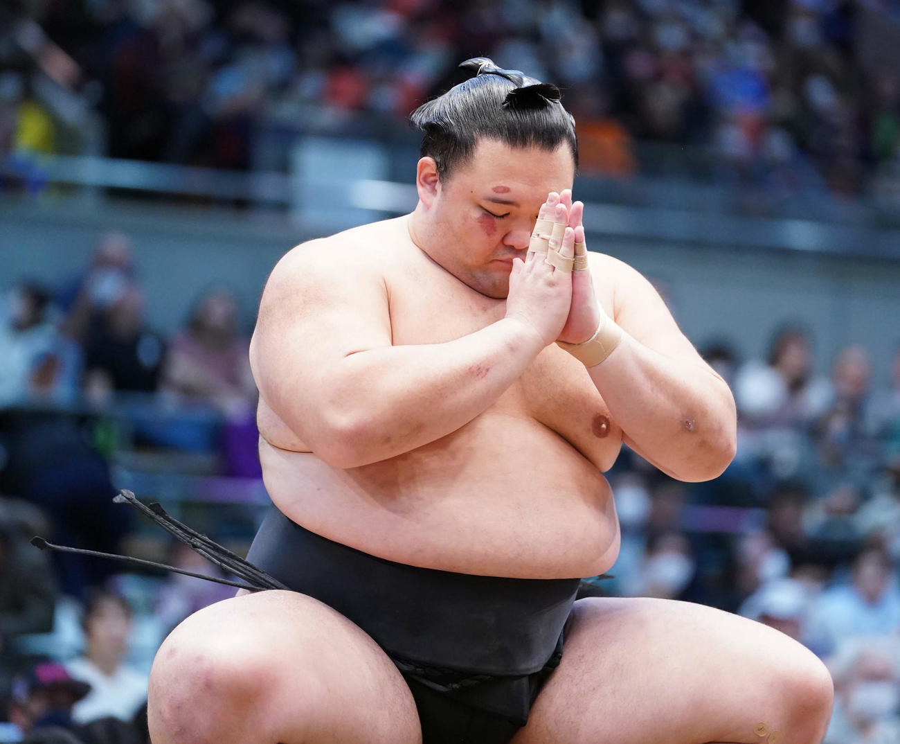 取組前の所作で手を合わせる朝乃山（撮影・小沢裕）