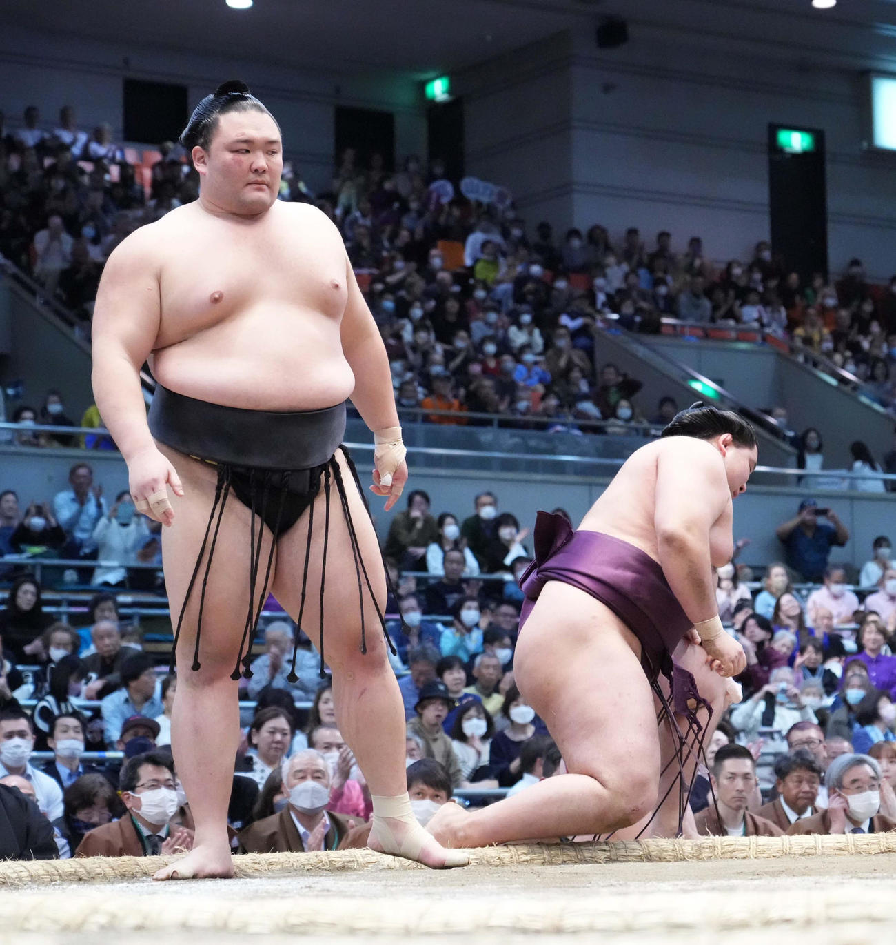朝乃山（左）は狼雅を上手投げで破る（撮影・小沢裕）