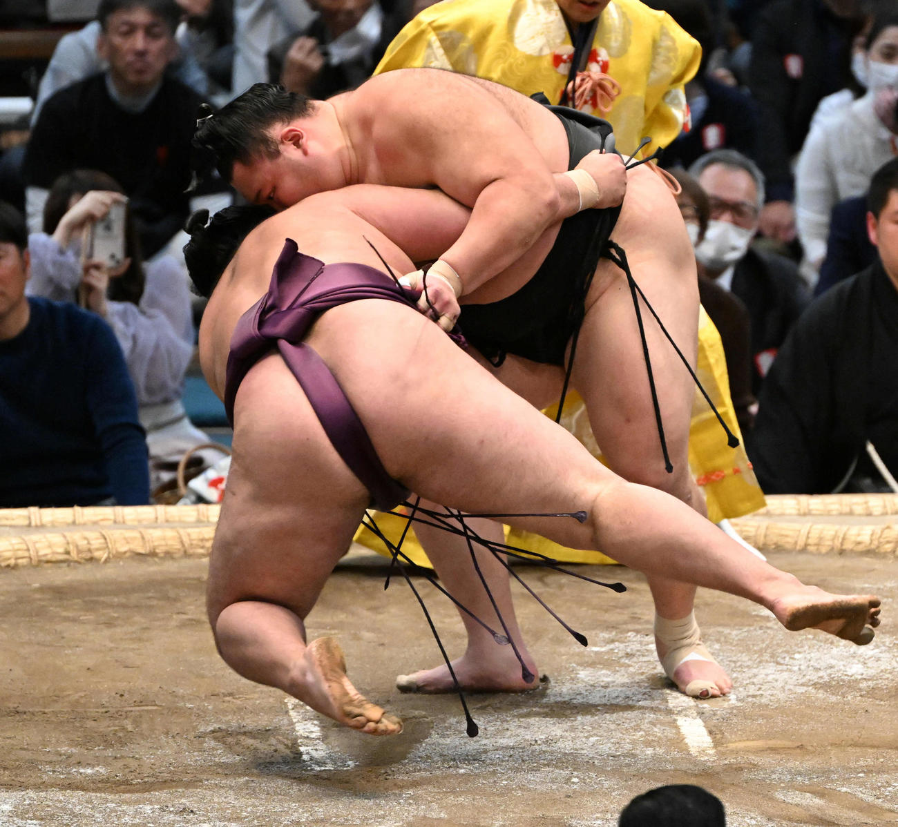 朝乃山（右）は上手投げで狼雅を破る（撮影・石井愛子）